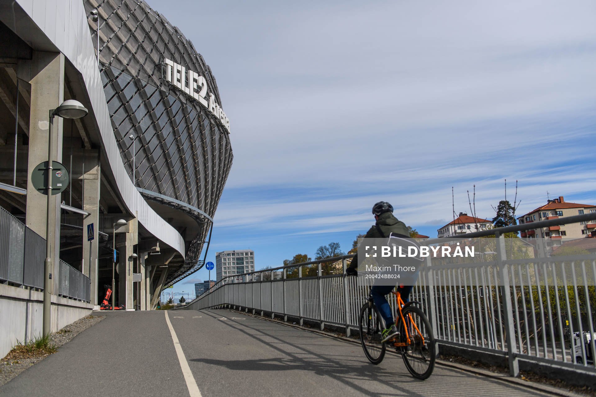 En cyklist utanför Tele2 Arena