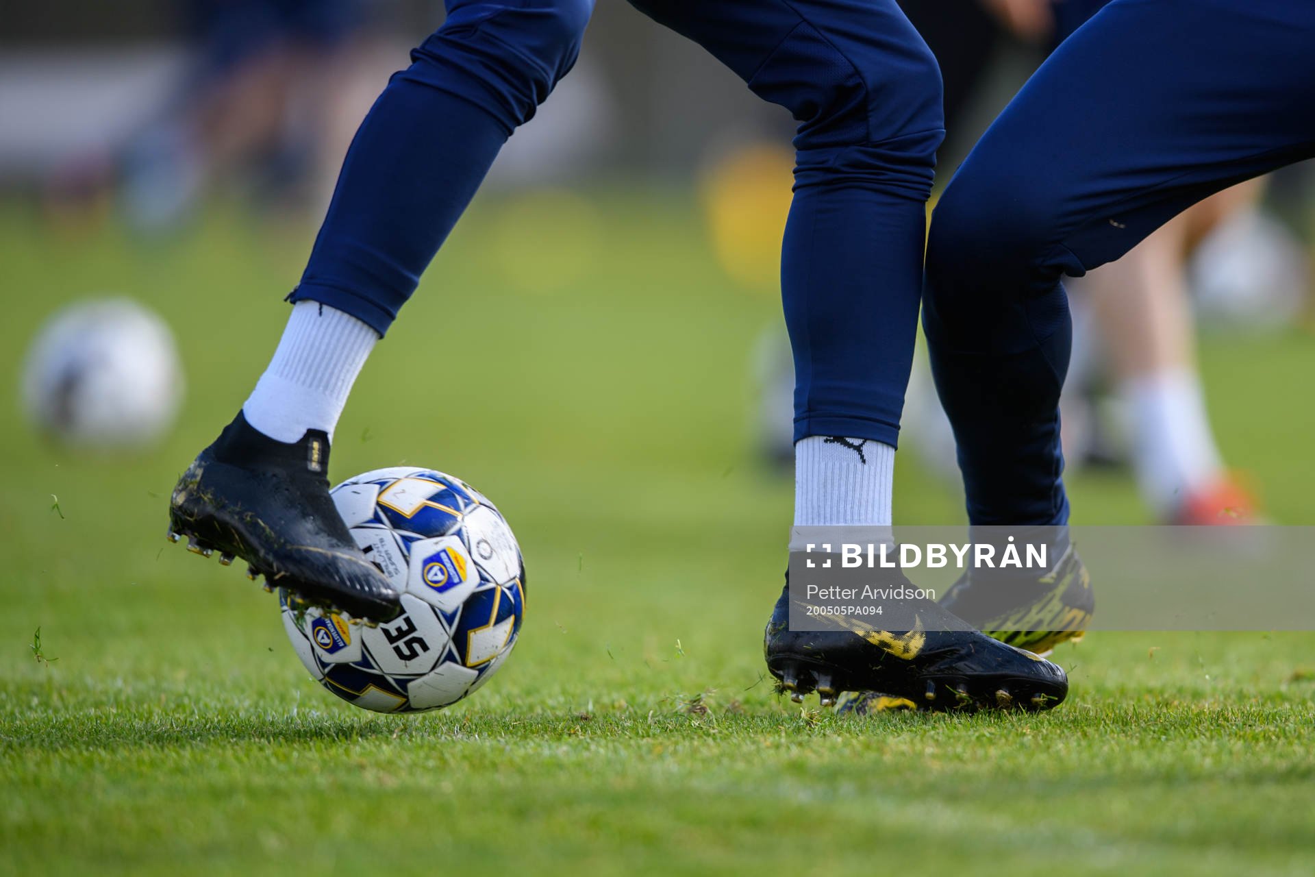 Fotbollsskor och en boll under en fotbollsträning med Helsingborg den 5 maj 2020 i Helsingborg.