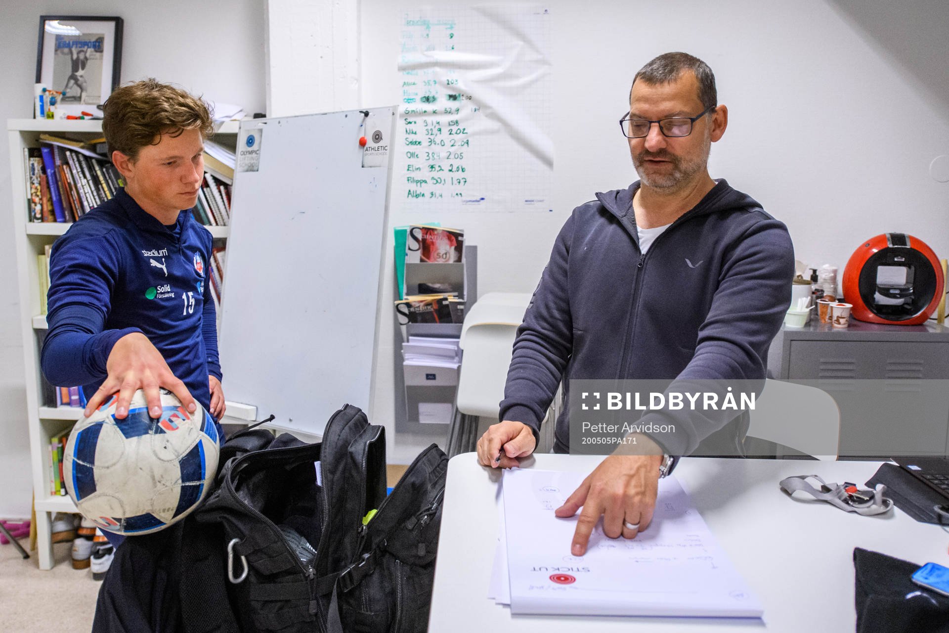 Helsingborgs Max Svensson tränar i gymmet med sin