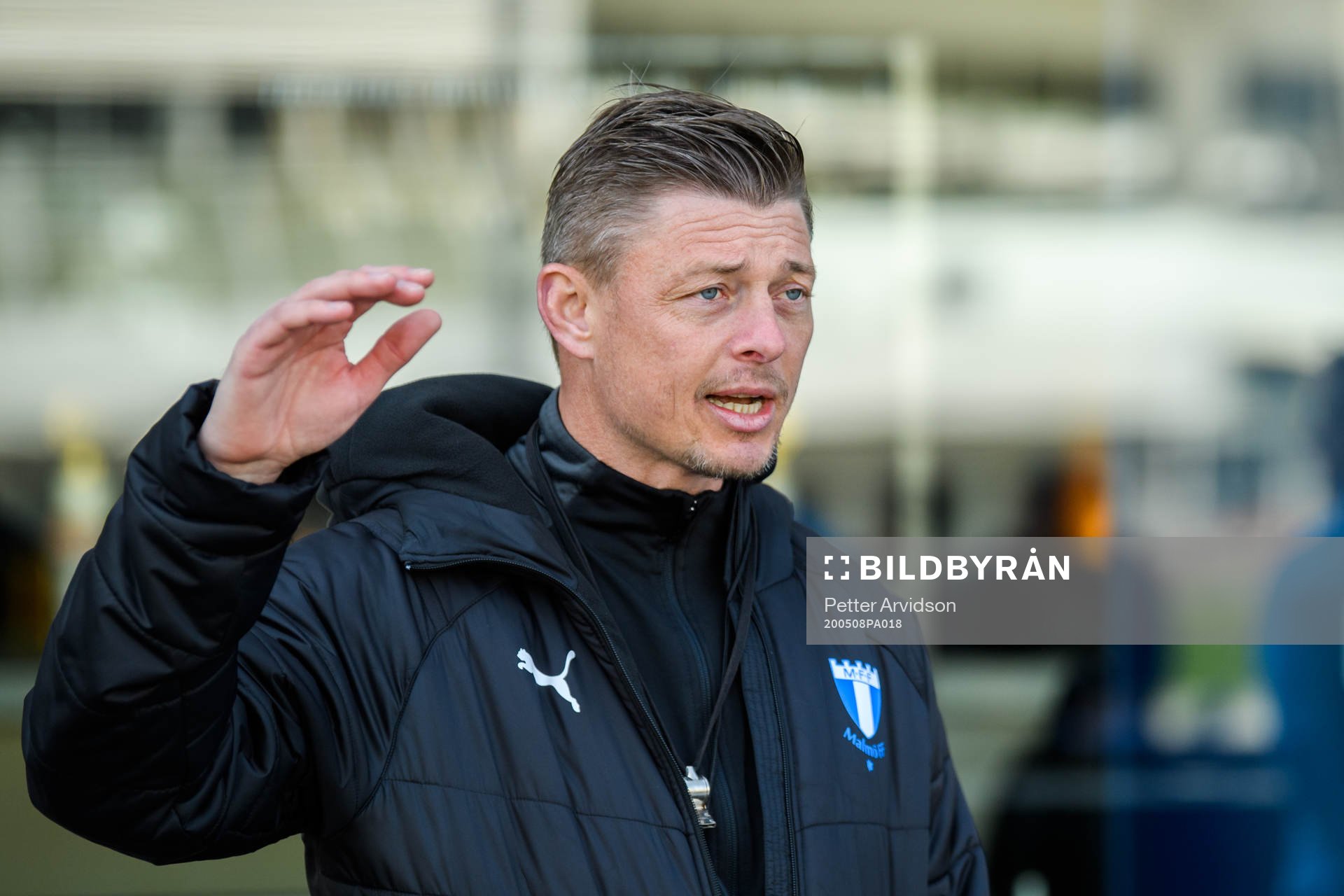 Tränare Jon Dahl Tomasson intervjuas av media efter en fotbollsträning med Malmö FF den 8 maj 2020 i Malmö.