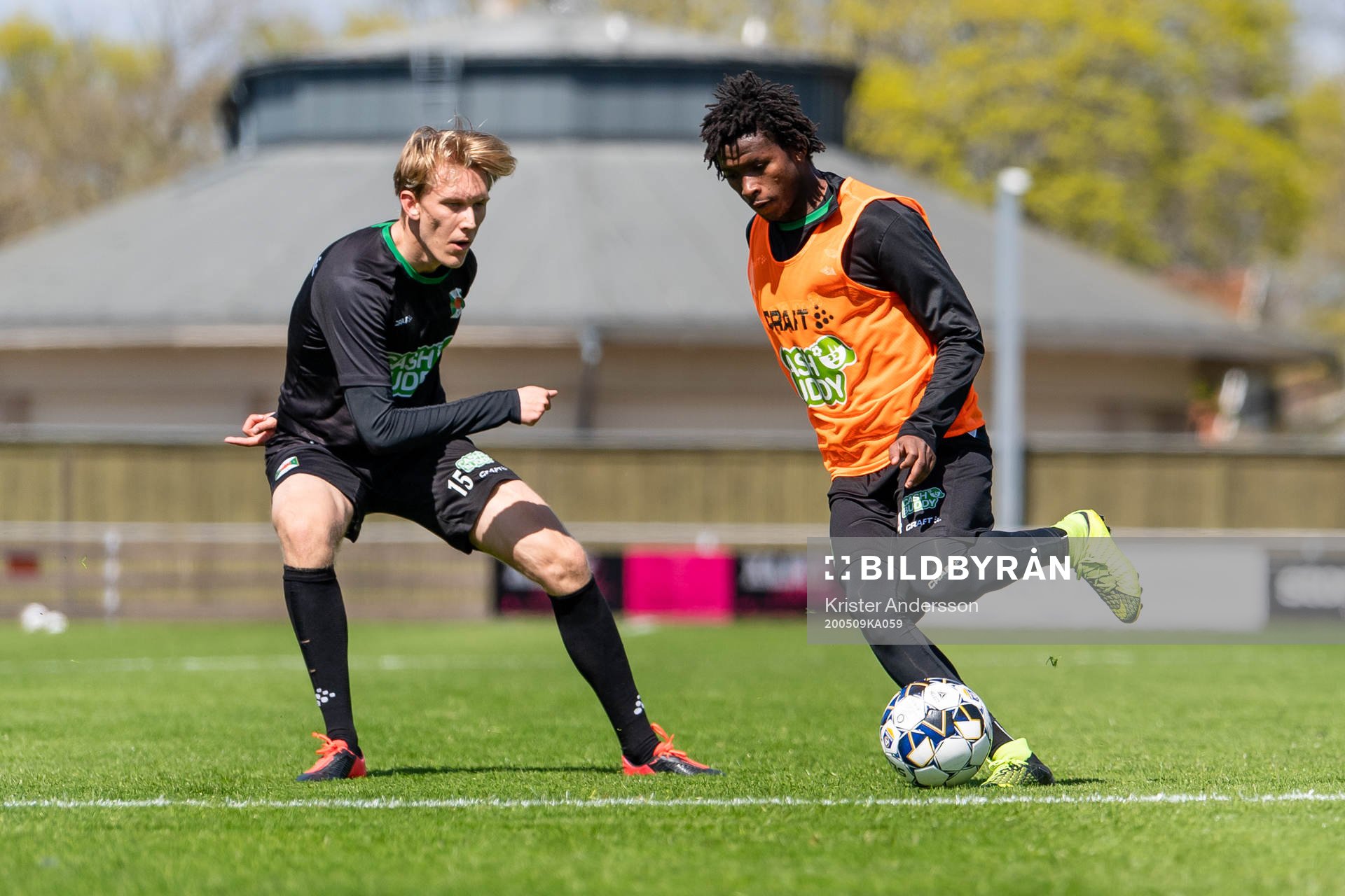 Varbergs Edwin Condrup och Adama Fofana under en fotbollsträning med Varbergs Bois den 9 maj 2020 i Varberg.