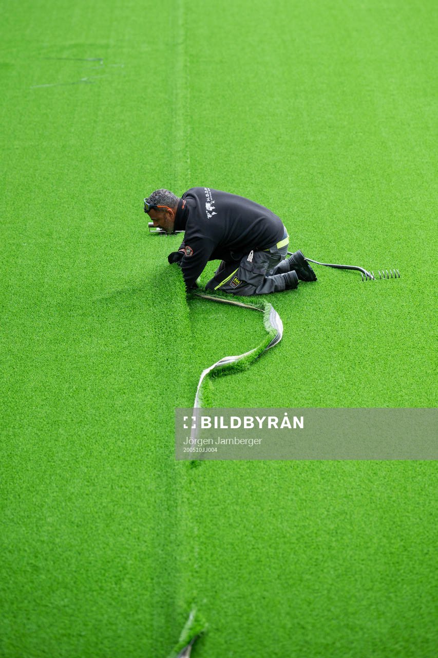 Installation av konstgräs på Borås arena