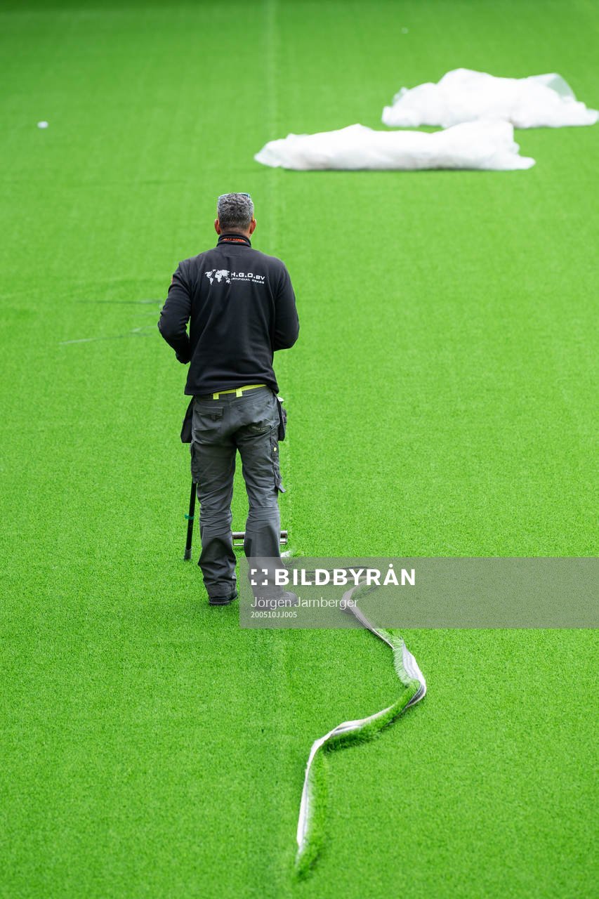 Installation av konstgräs på Borås arena