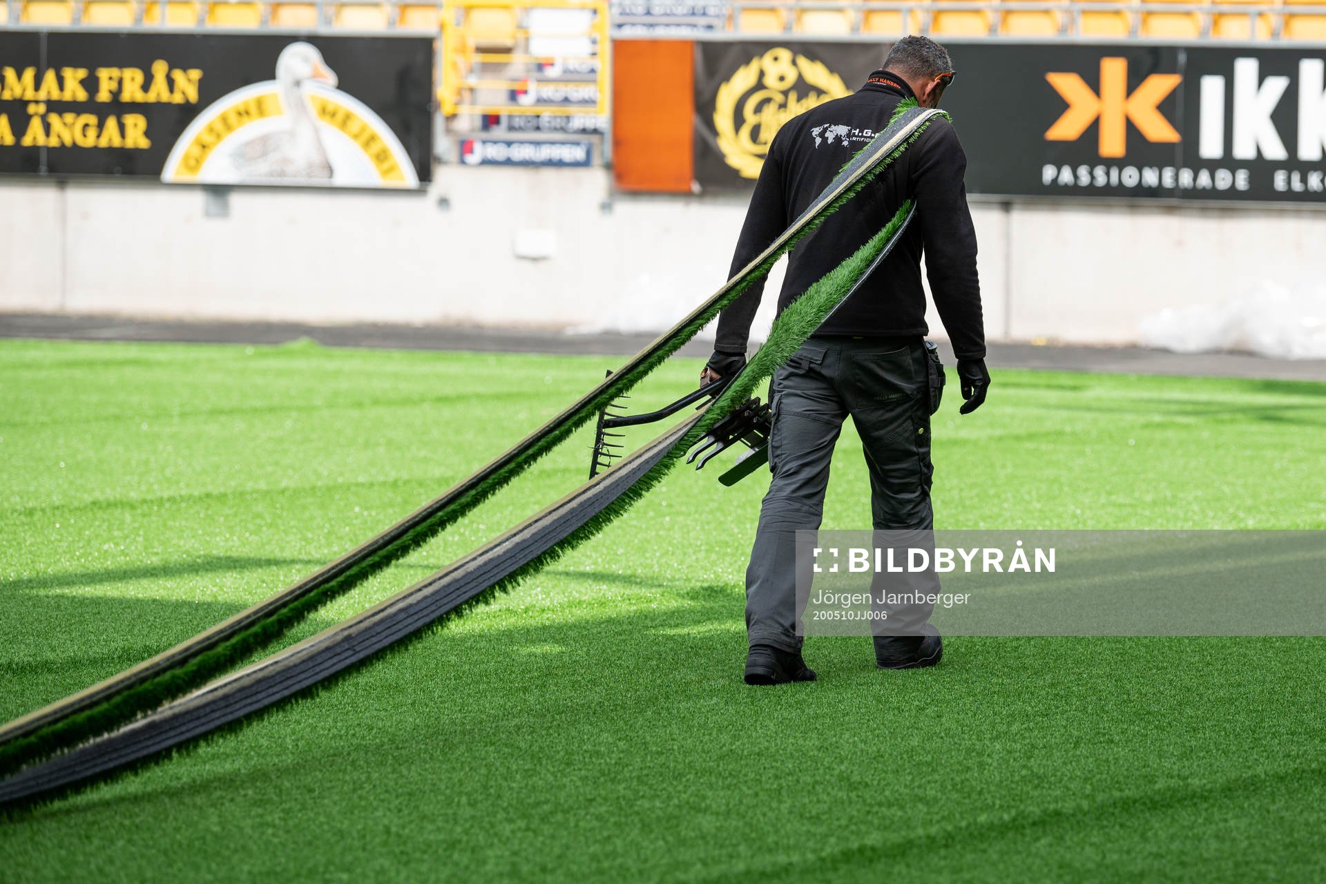 Installation av konstgräs på Borås arena