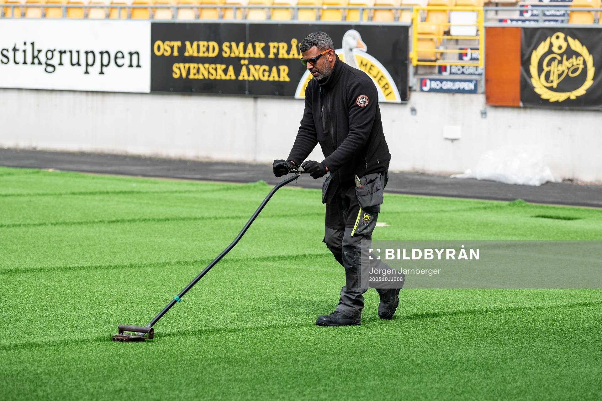 Installation av konstgräs på Borås arena