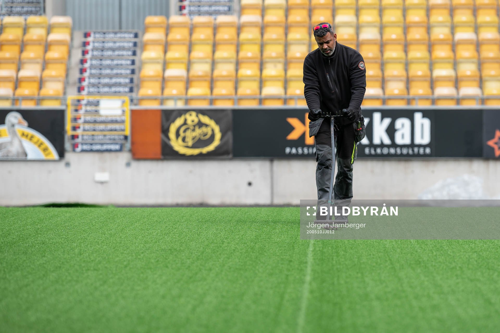 Installation av konstgräs på Borås arena