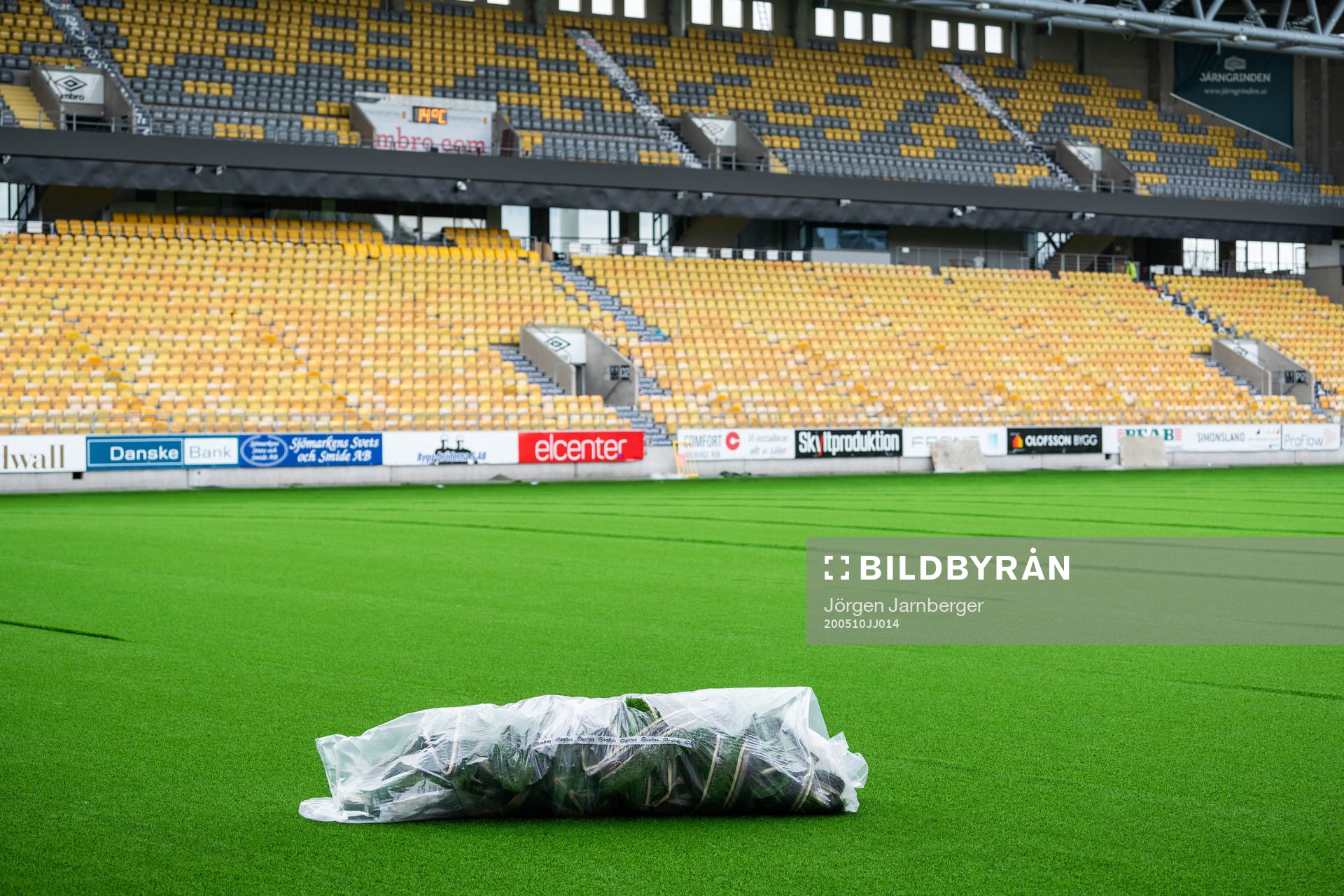 Installation av konstgräs på Borås arena