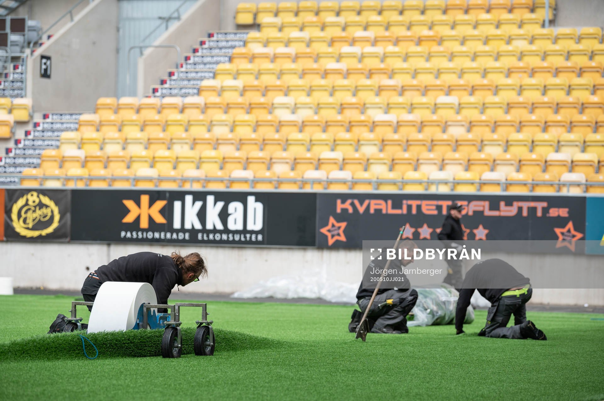 Installation av konstgräs på Borås arena