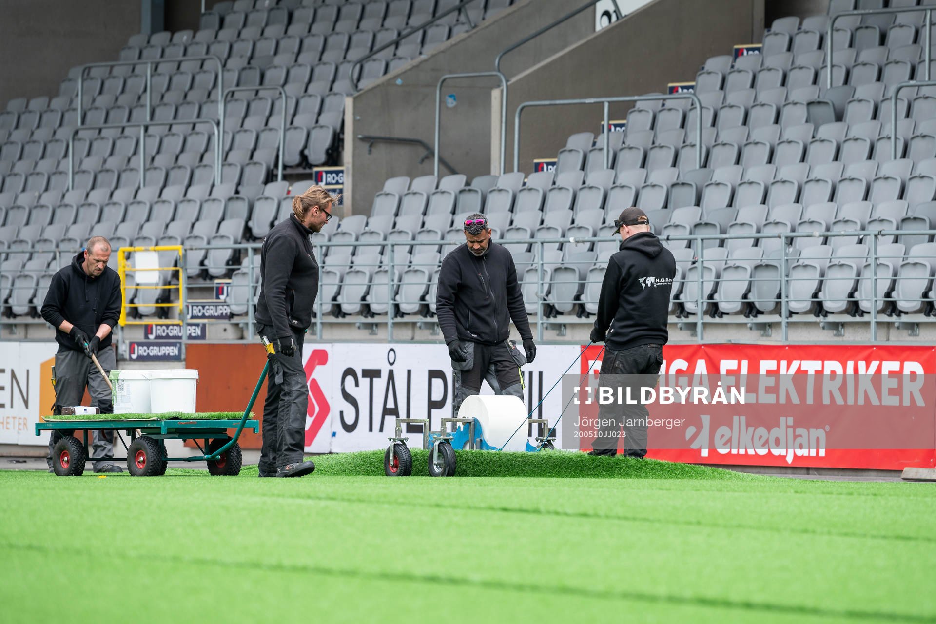 Installation av konstgräs på Borås arena