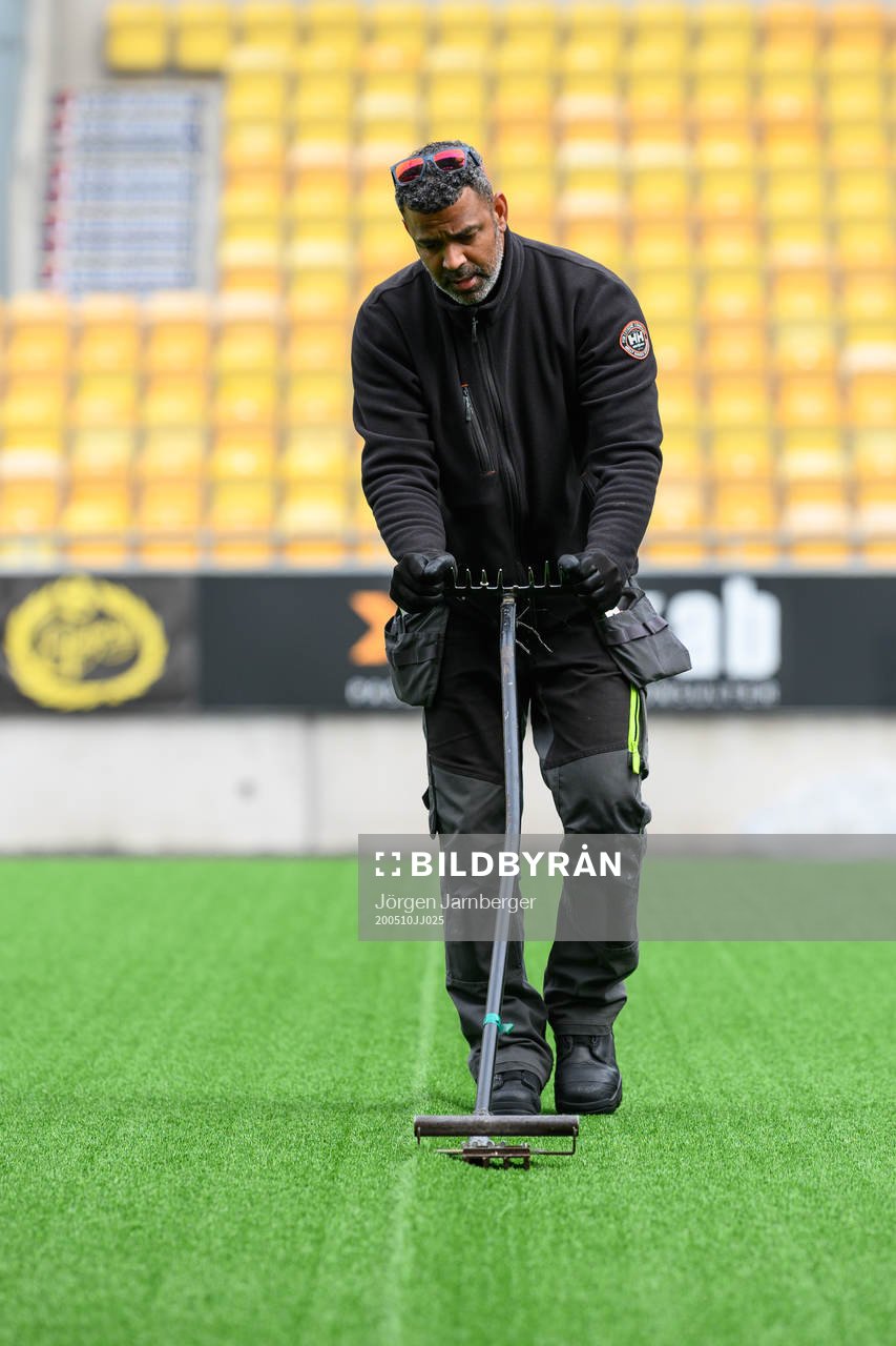 Installation av konstgräs på Borås arena