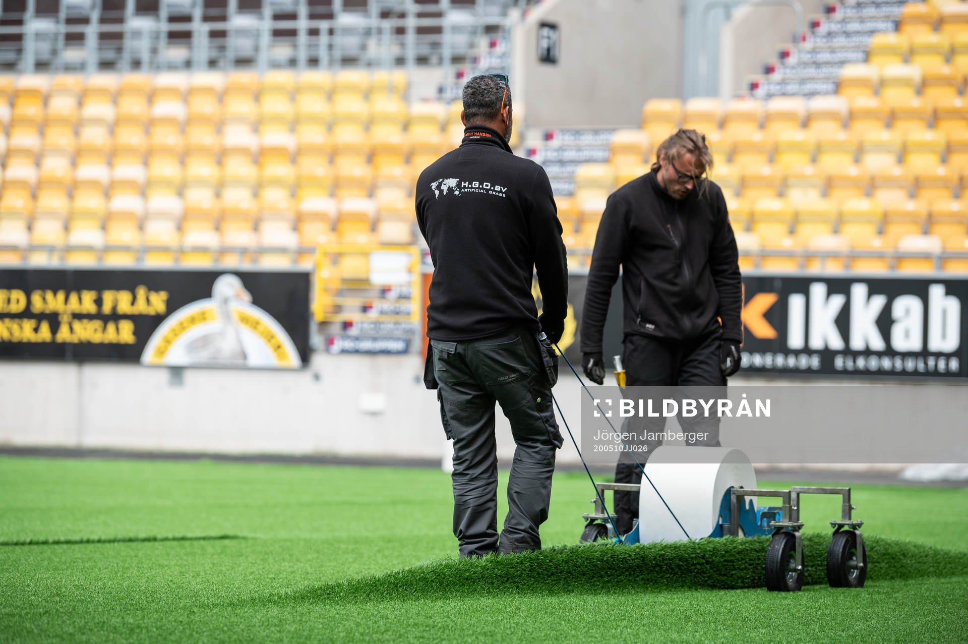 Installation av konstgräs på Borås arena