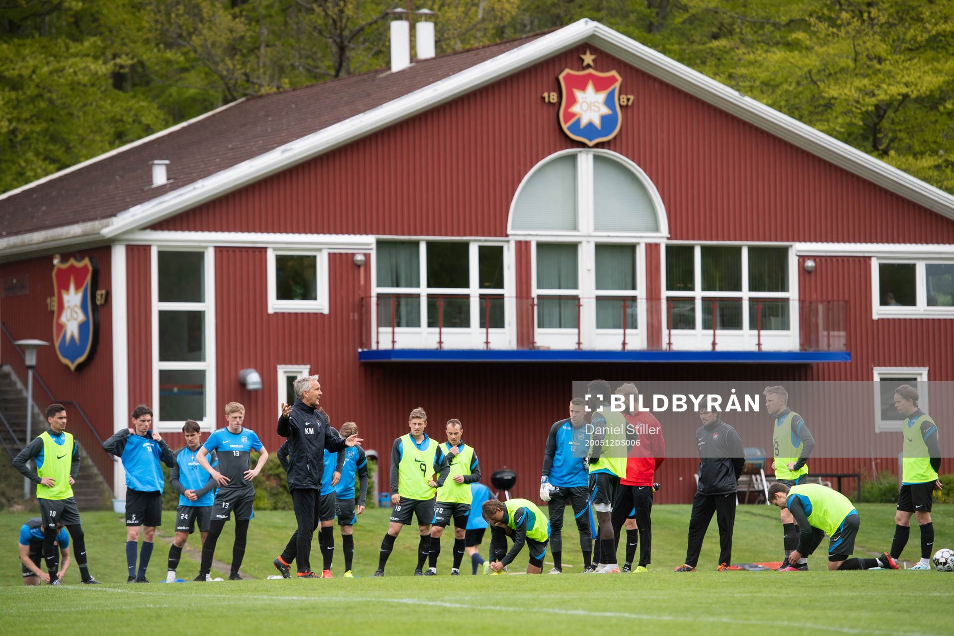 Tränare Keith Millen har genomgång med laget