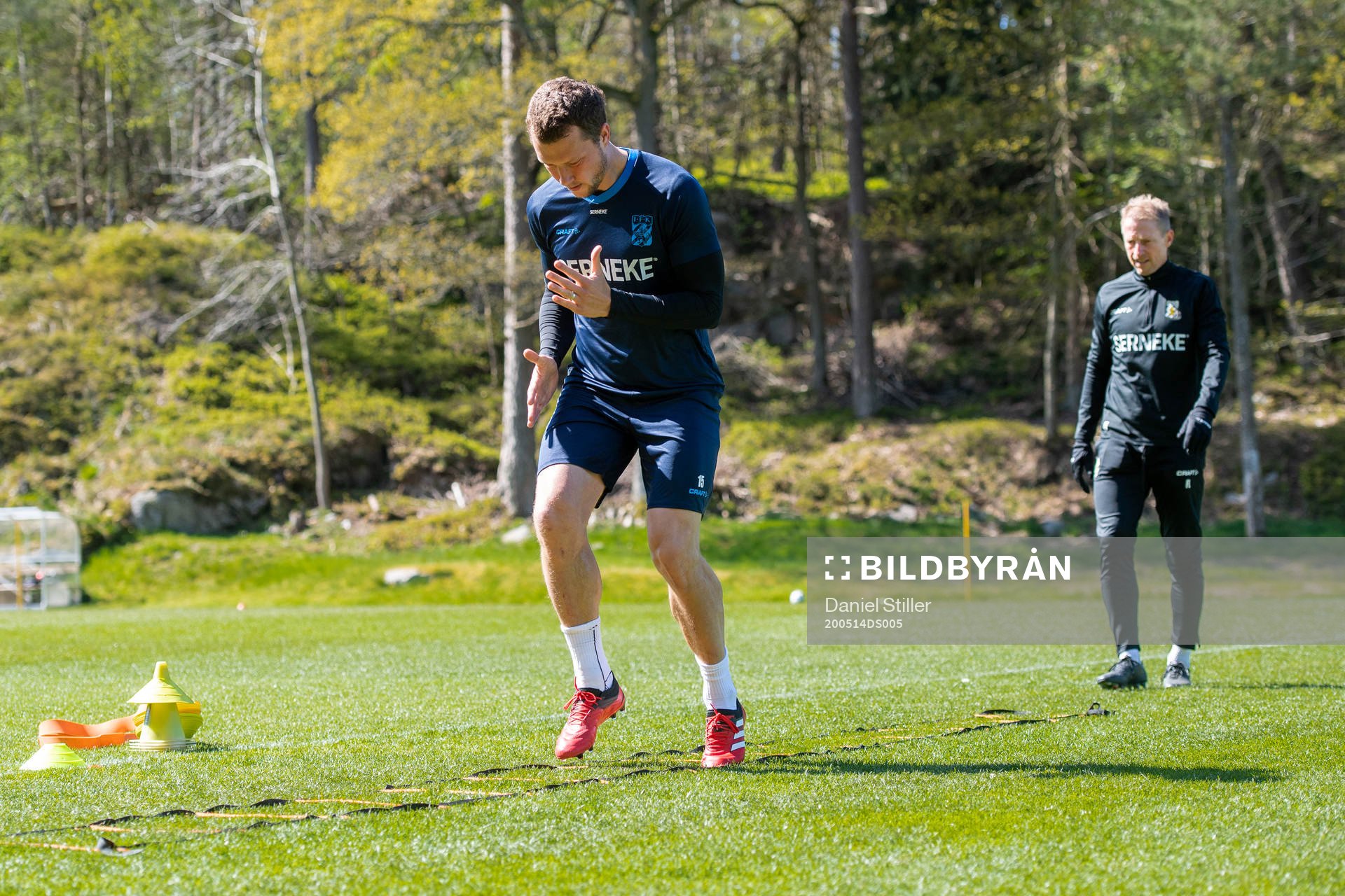 Jakob Johansson tränar rehab med fysioterapeut Fredrik