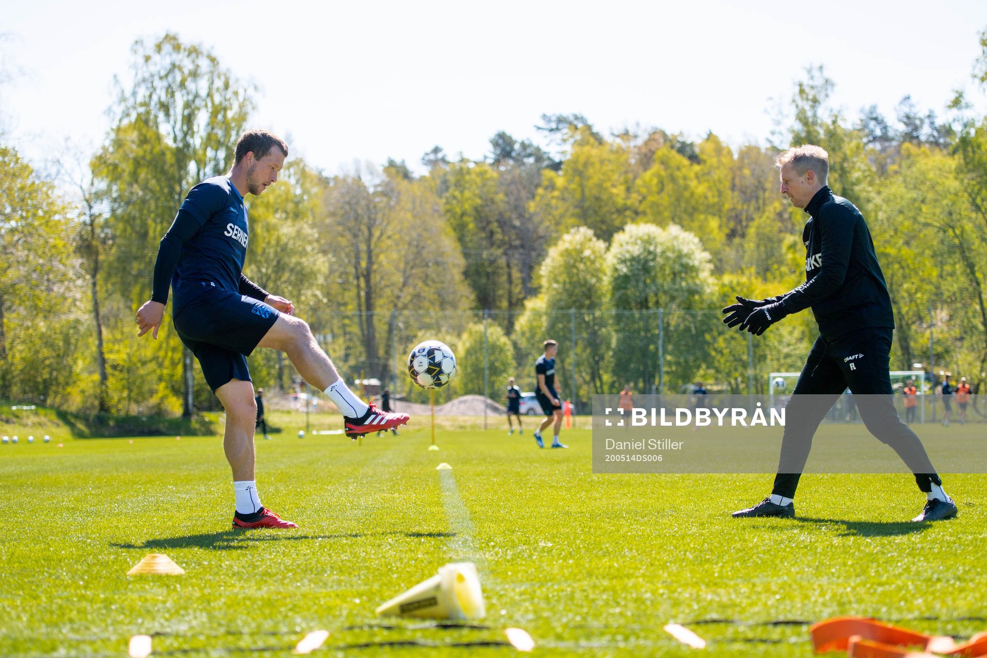 Jakob Johansson tränar rehab med fysioterapeut Fredrik
