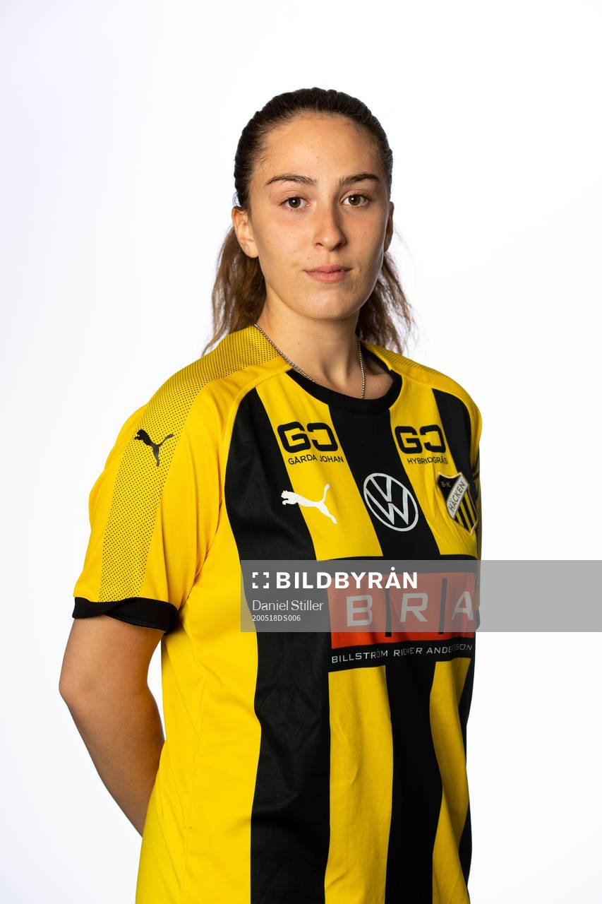 Nora Belkham i häckens damlag