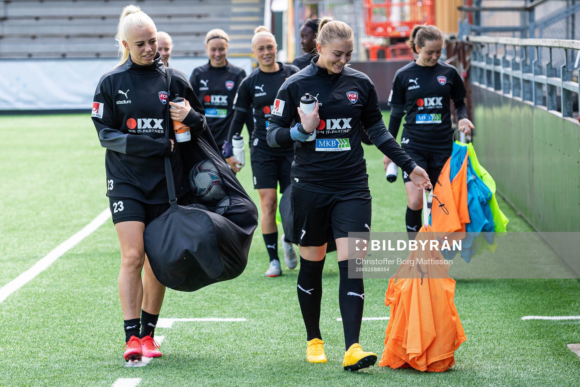 Sofie Svava och Beatrice Persson anländer