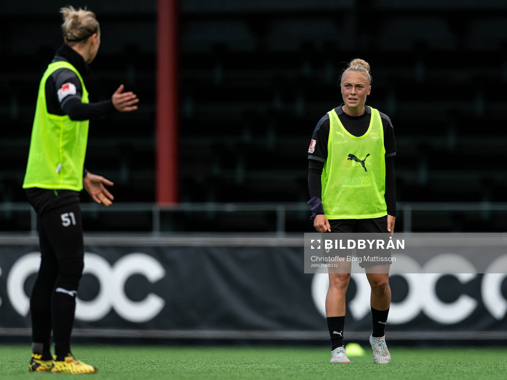 Sanne Troelsgaard i samtal med Hanna Bennison under en fotbollsträning med FC Rosengård den 25 maj 2020 i Malmö.