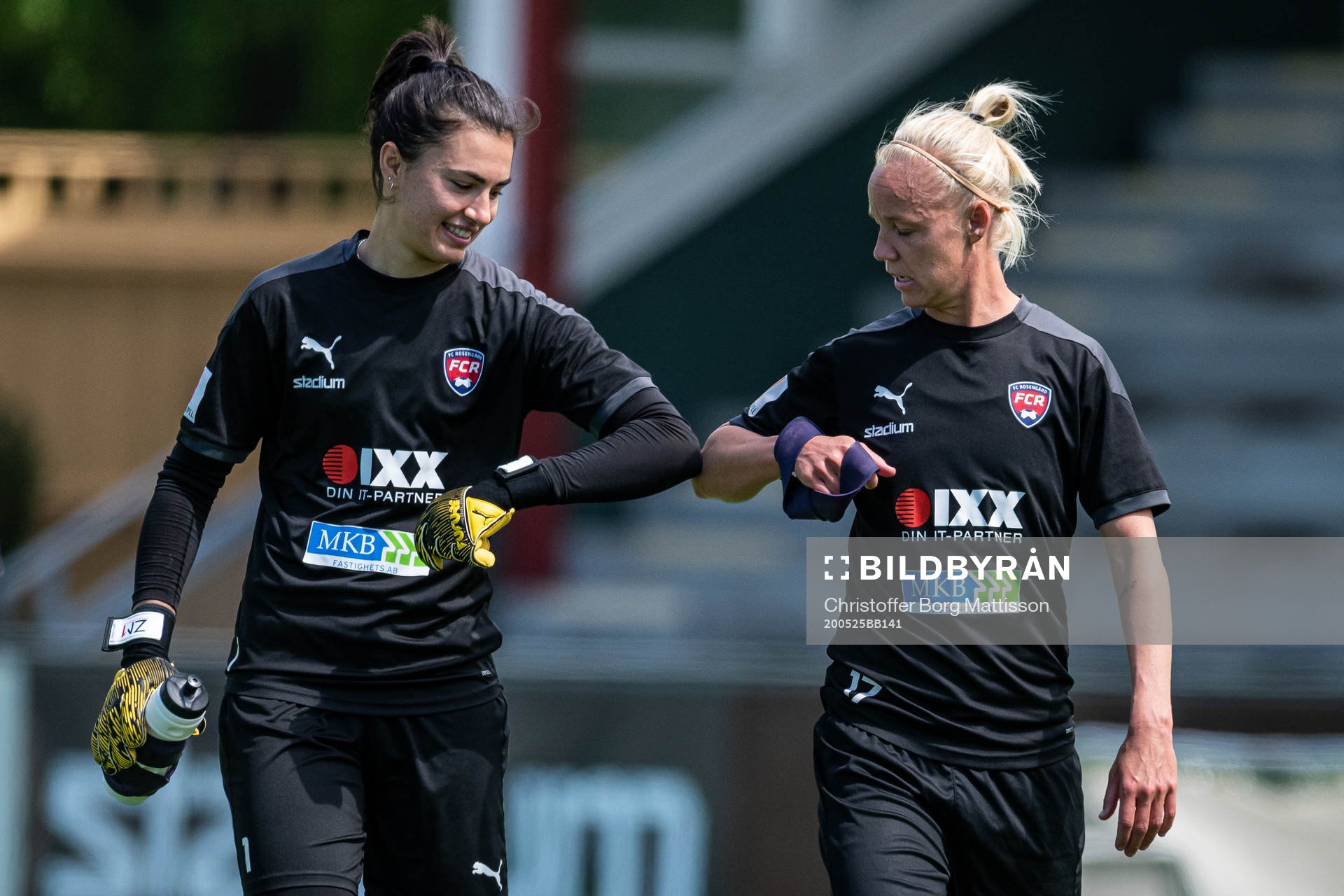 målvakt Zecira Musovic och Caroline Seger armbågar