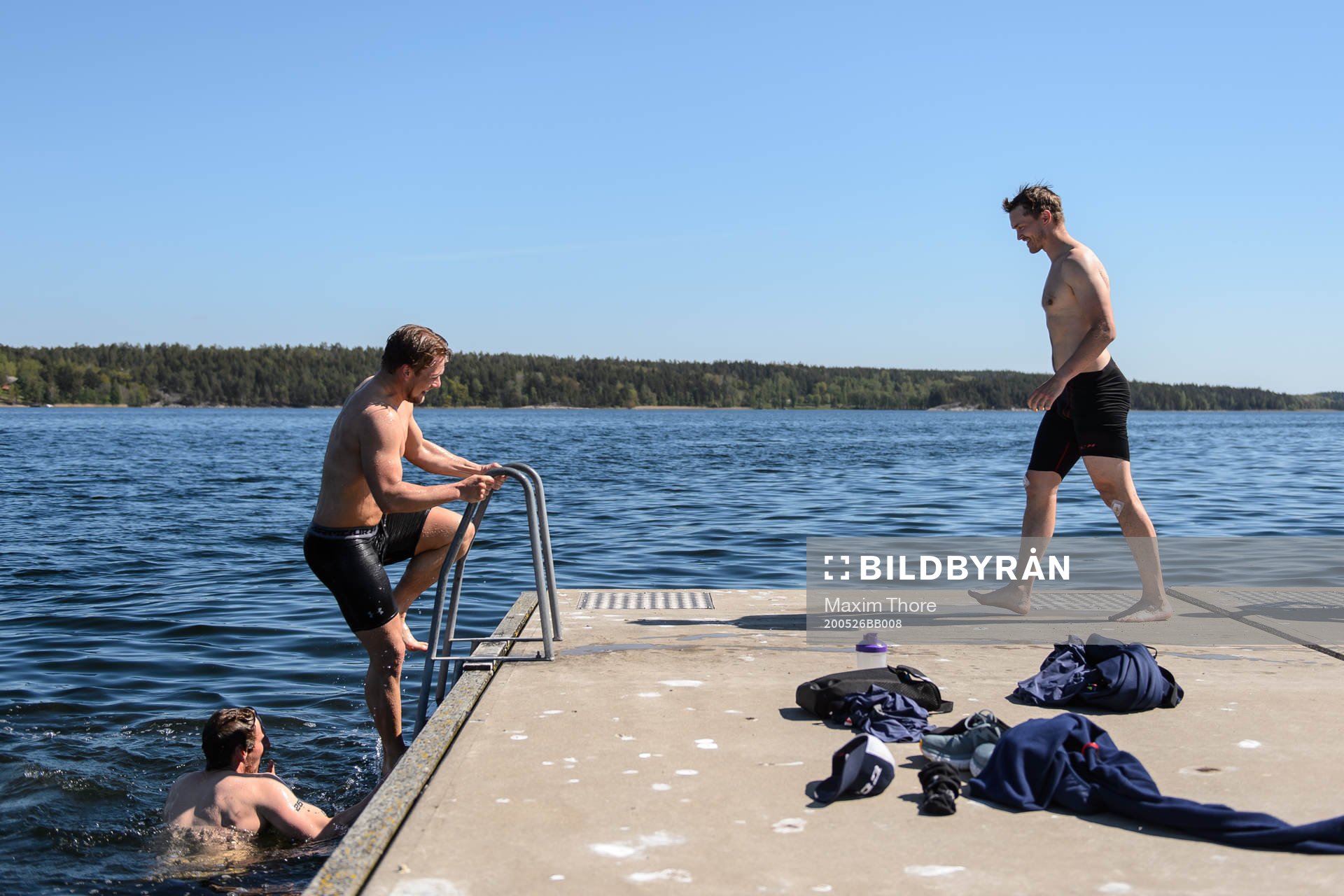 Marcus Högström, Anton Hedman och Jesper Pettersson badar