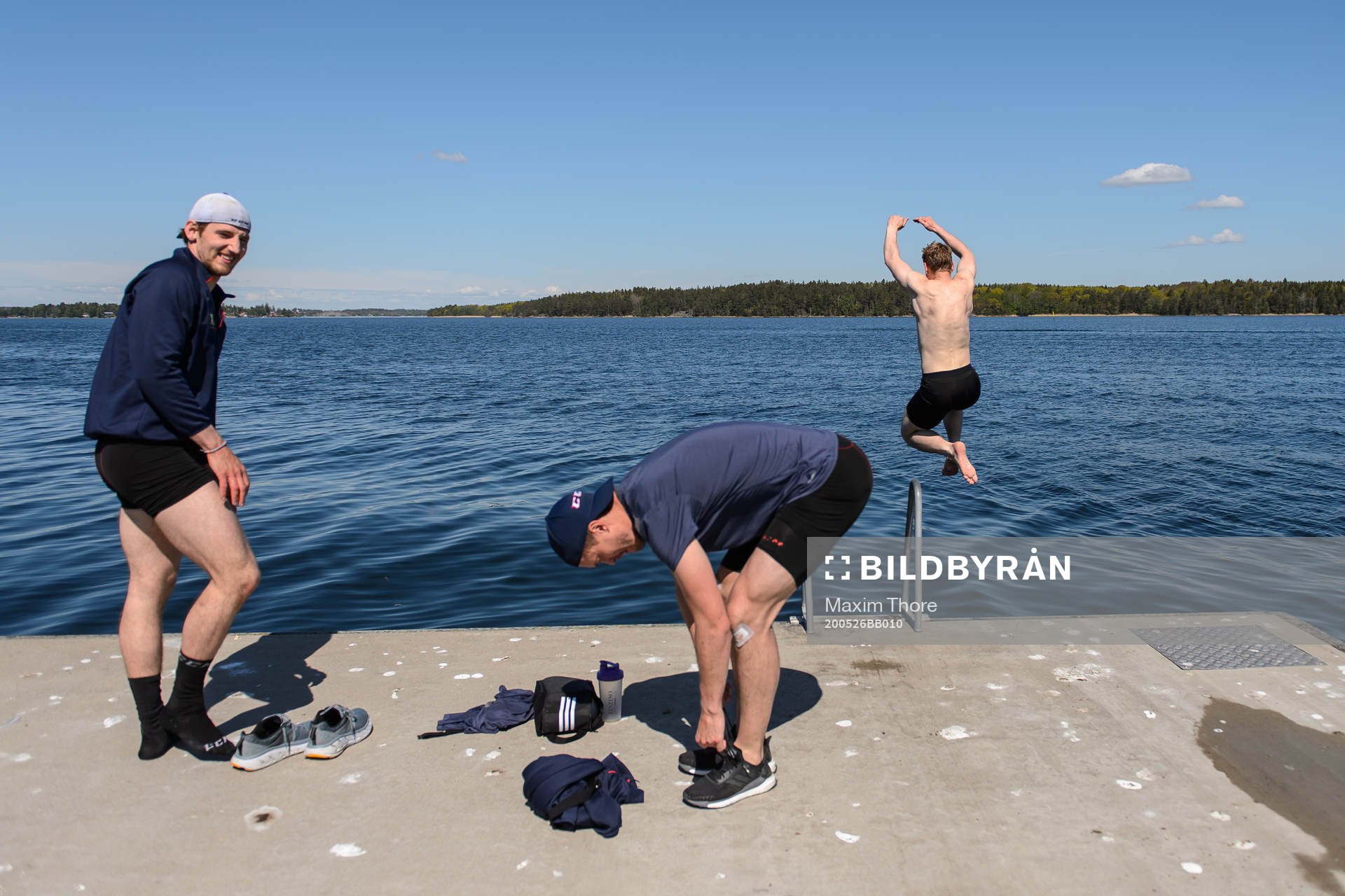 Marcus Högström, Anton Hedman och Jesper Pettersson badar