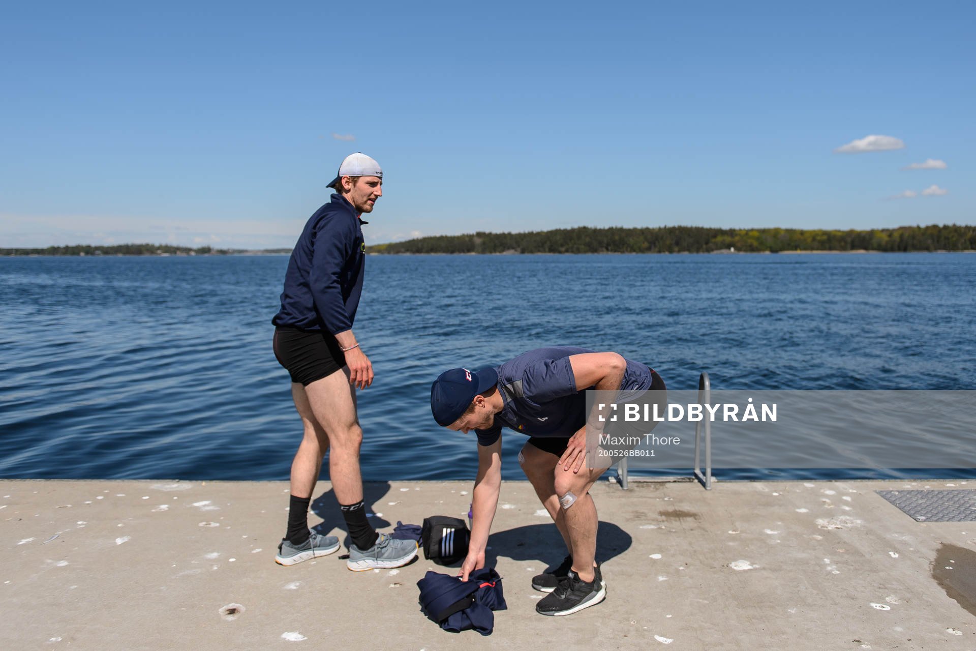 Marcus Högström och Anton Hedman gör sig redo att bada