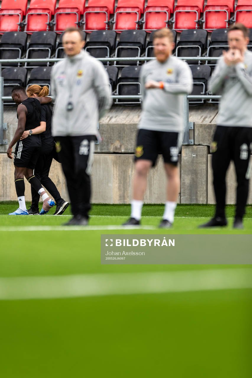 Sam Mensiro leds ut av fysioterapeut Jenny Larsson