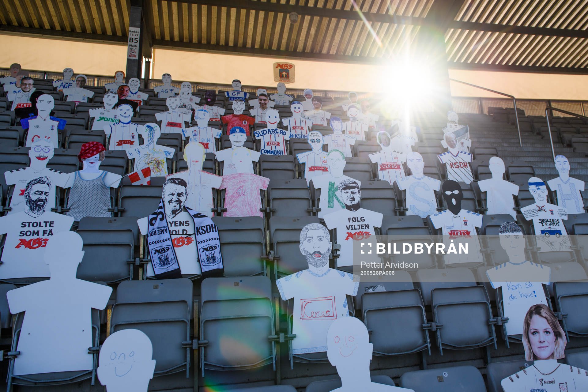 Paper dolls in the stands