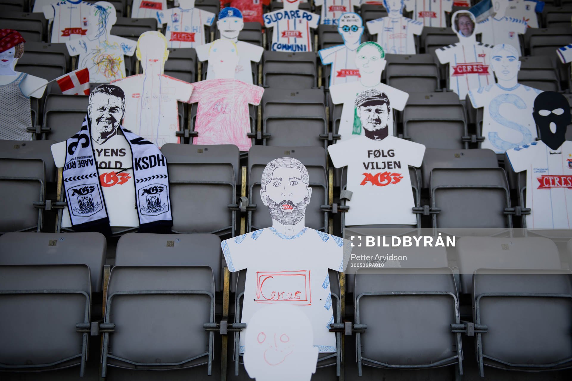 Paper dolls in the stands