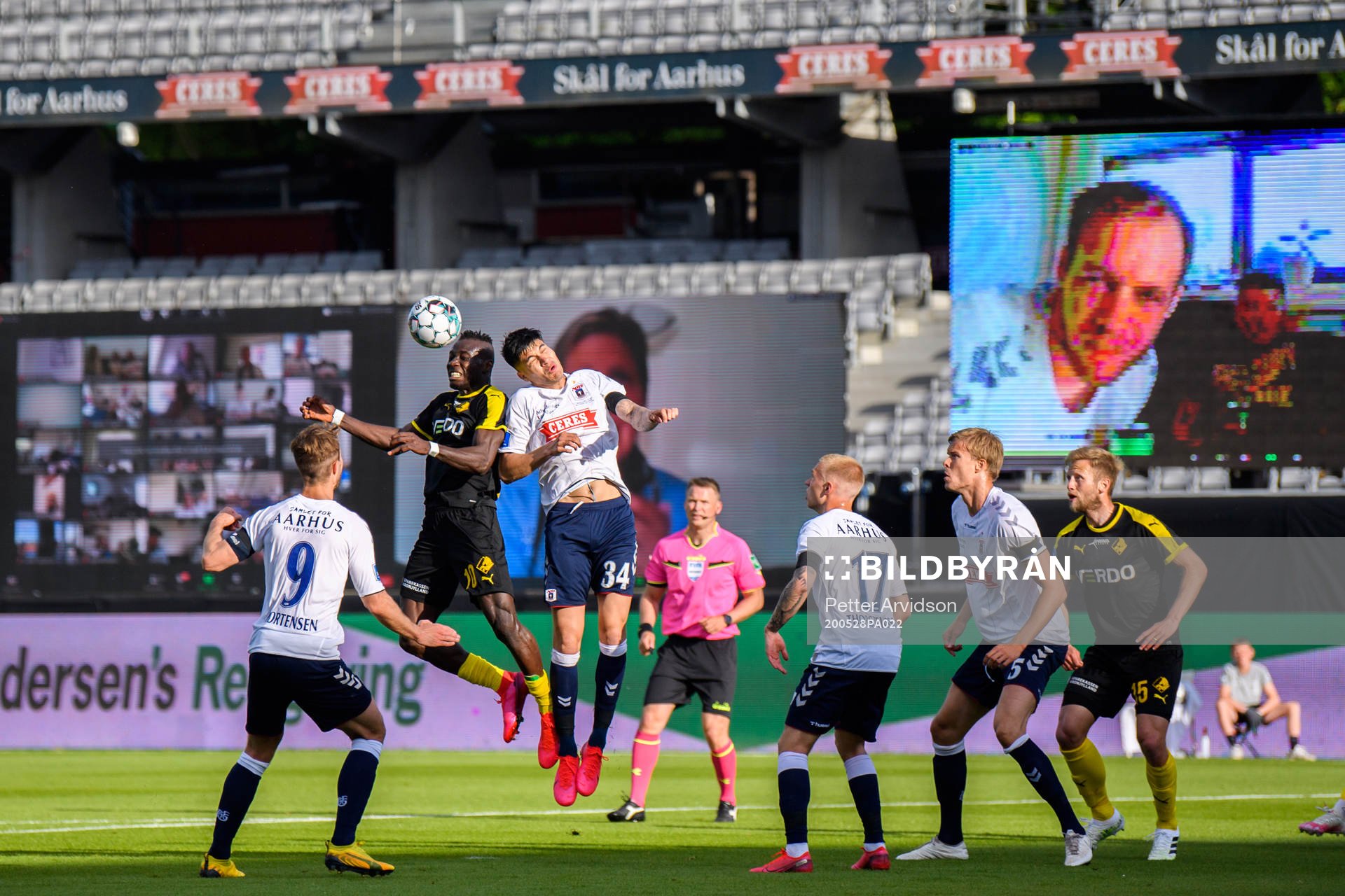 Alhaji Kamara of Randers and Kevin Diks of Aarhus in action
