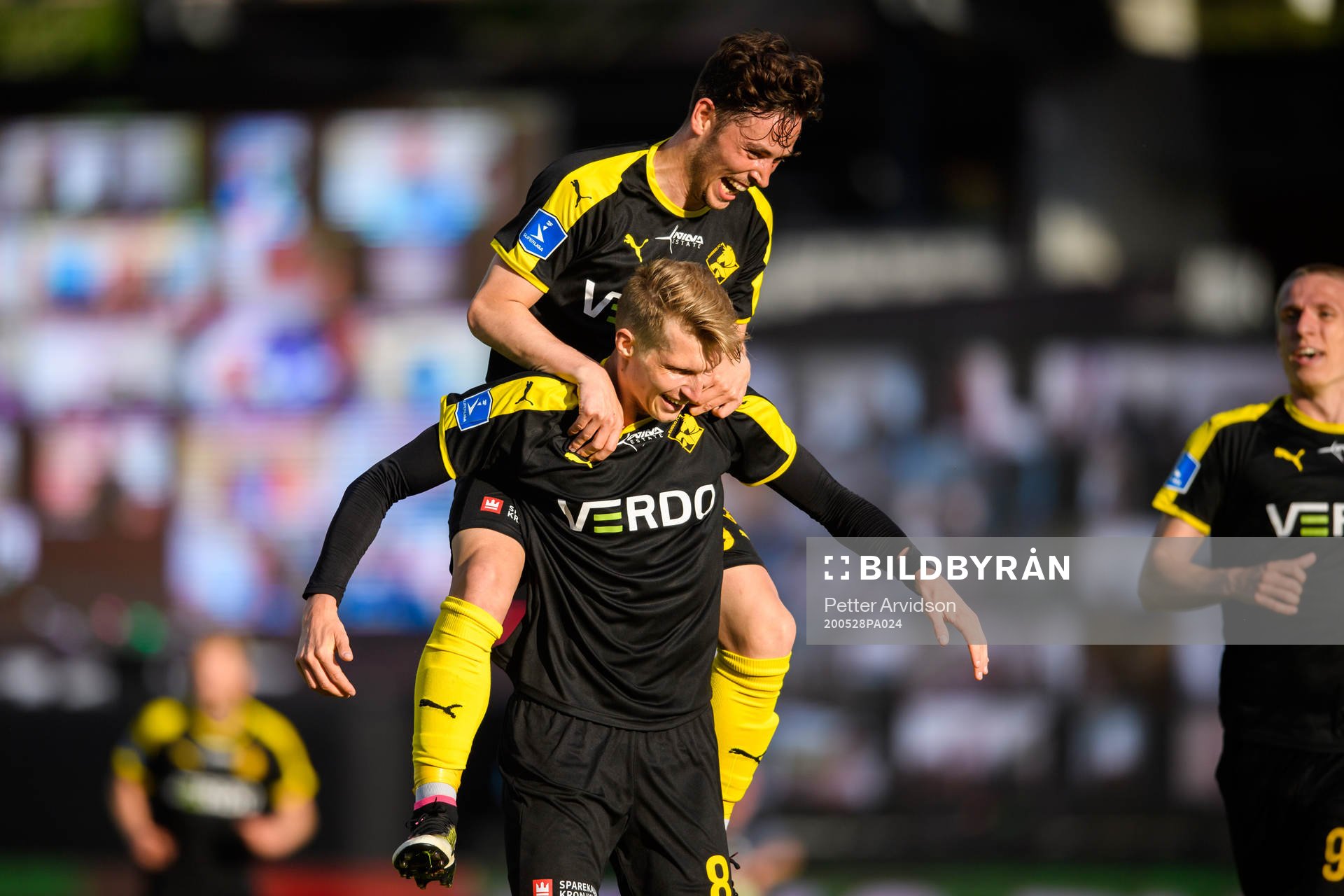 Simon Piesinger celebrate with Vito Hammershöy Mistrati of