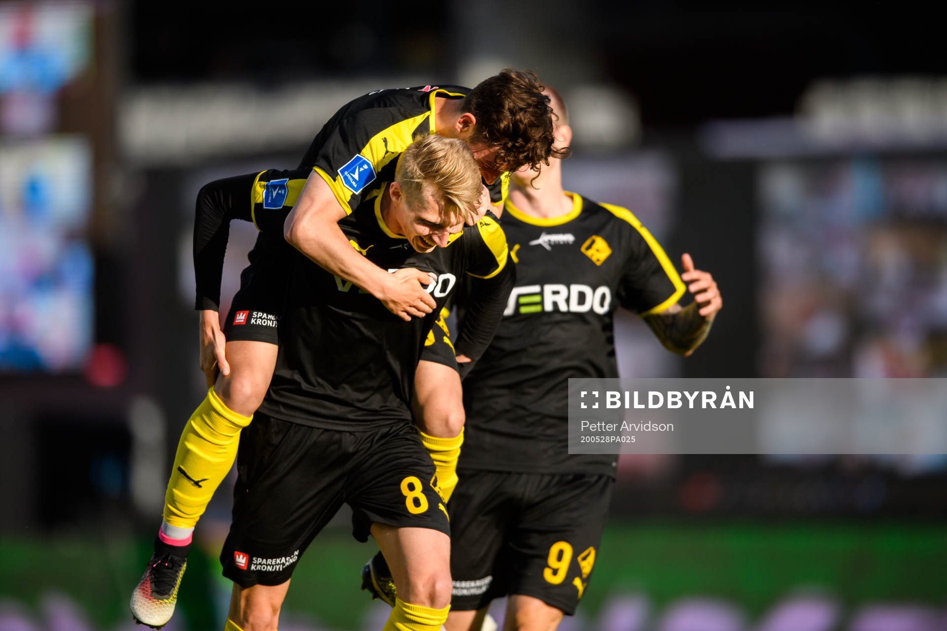 Simon Piesinger celebrate with Vito Hammershöy Mistrati of