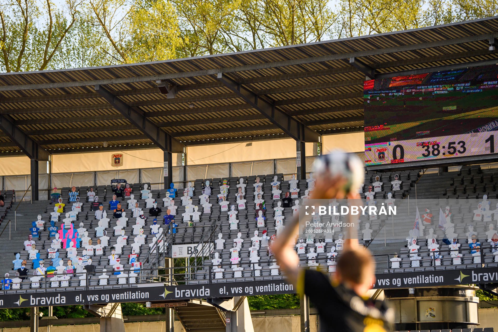 Paper dolls in the stands