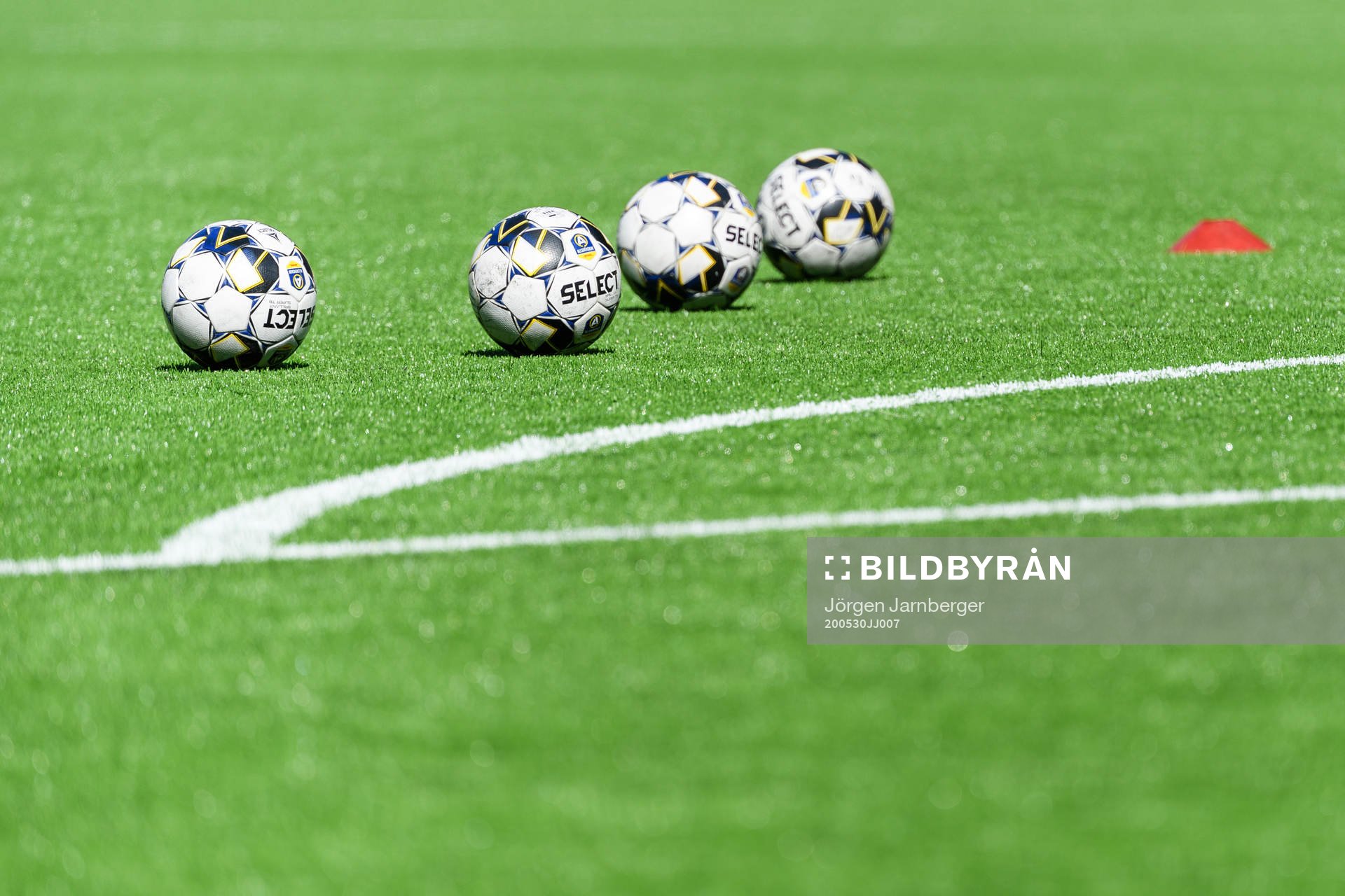 Fotbollar på konstgräset