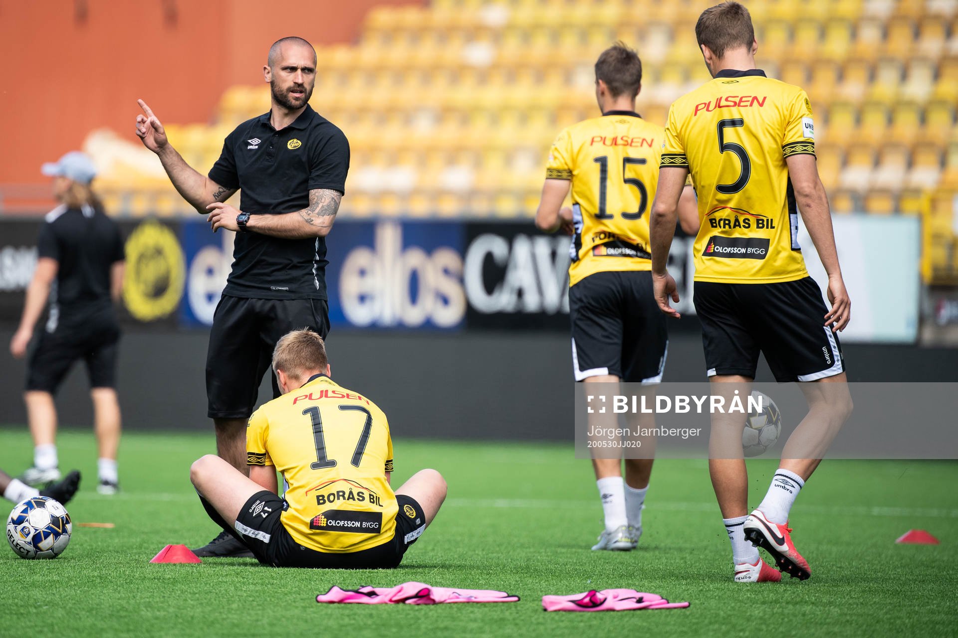 assisterande tränare Emir Bajrami under en träning med det allsvenska fotbollslaget Elfsborgs den 30 maj 2020 i Borås.