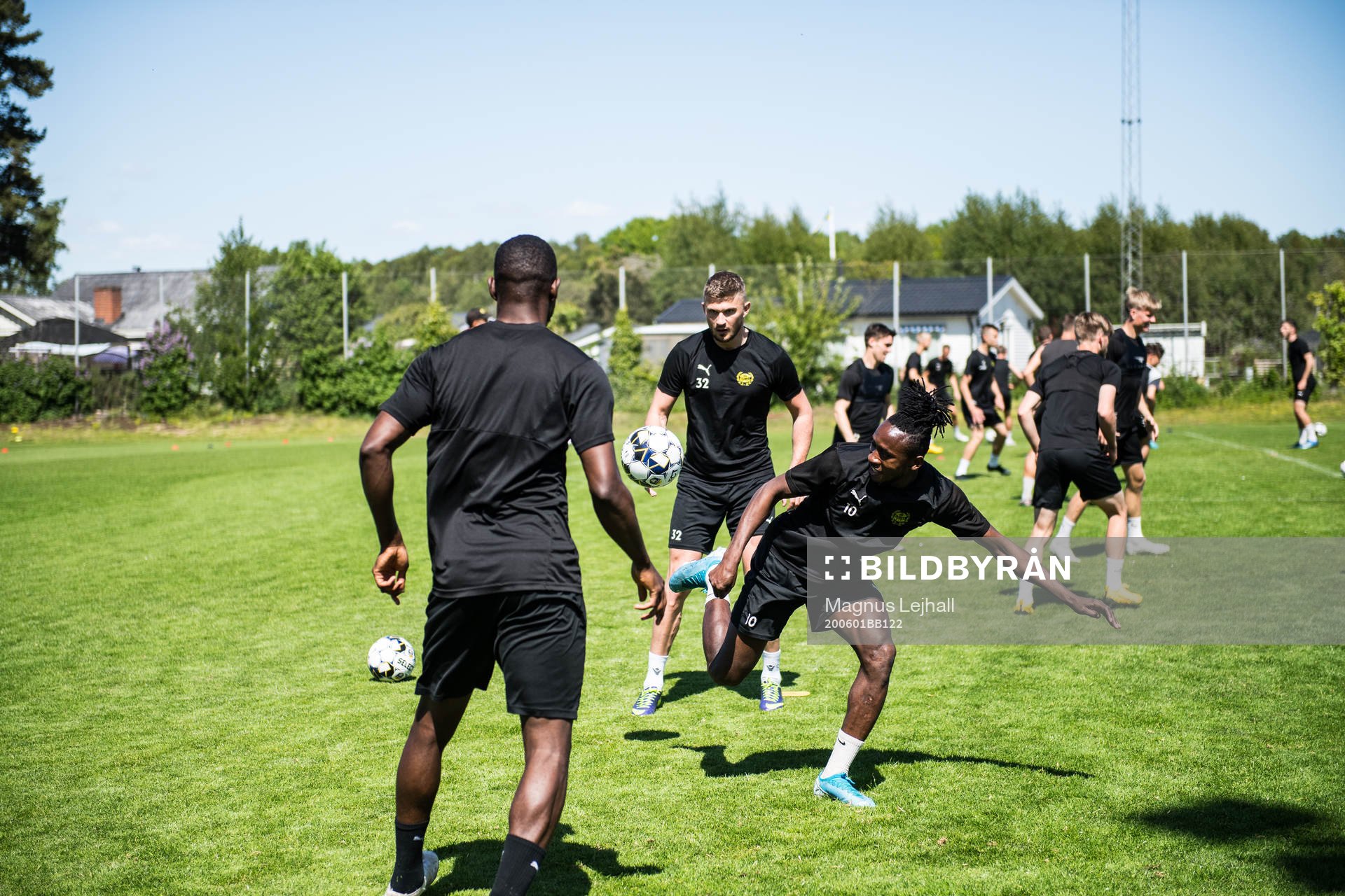 under en träning med det allsvenska fotbollslaget Mjällby