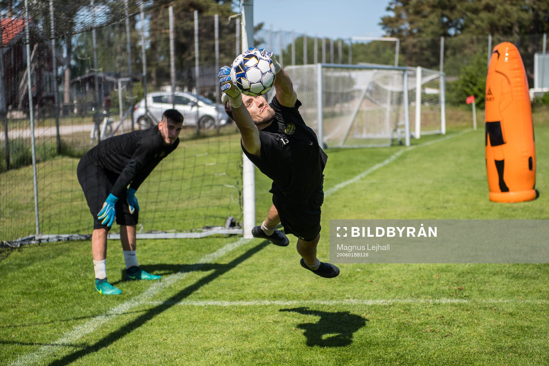 Mjällbys målvakt Carljohan Eriksson och Marko Johansson