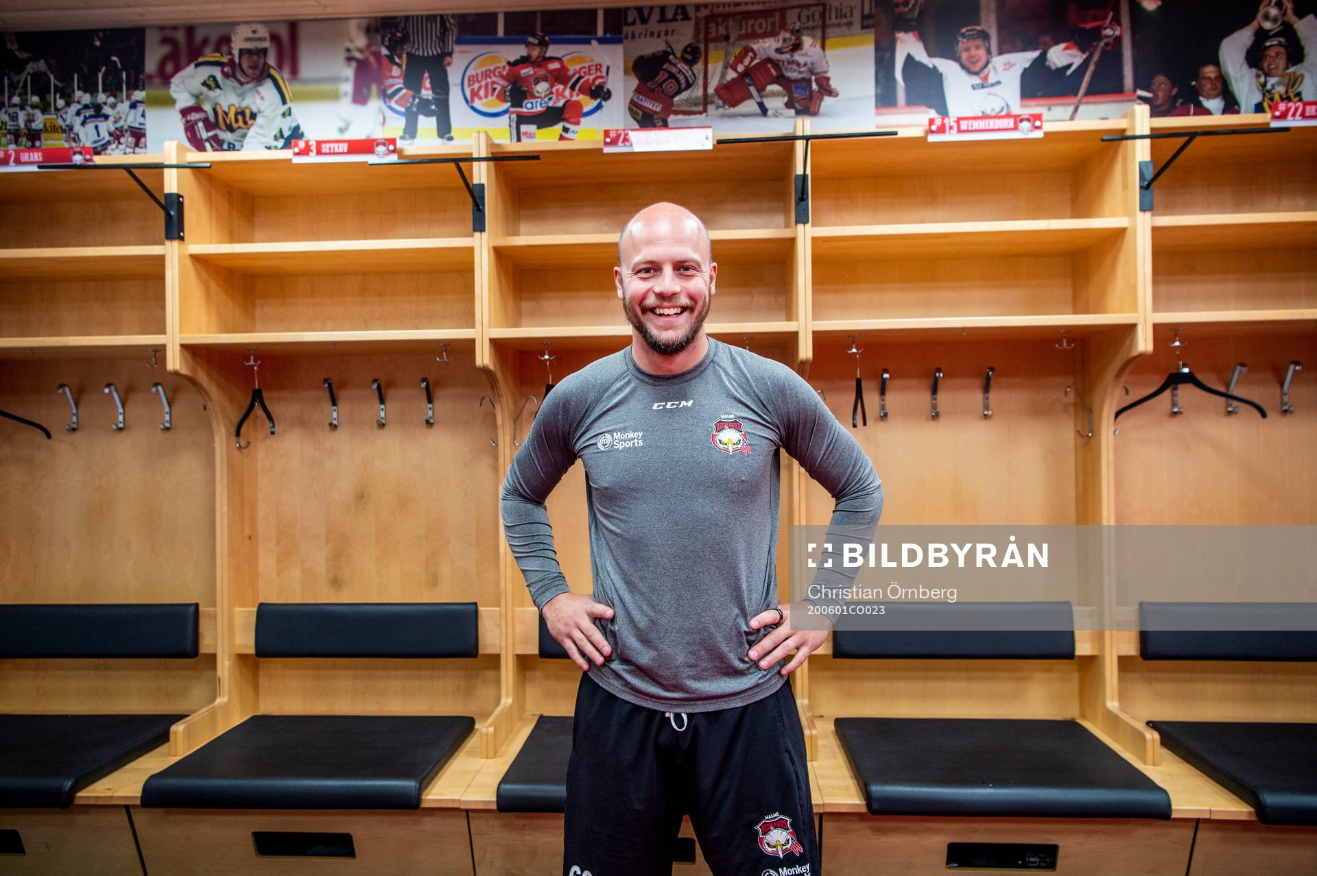 Oscar Alsenfelt spanar in det nya ljuset. Malmö Redhawks