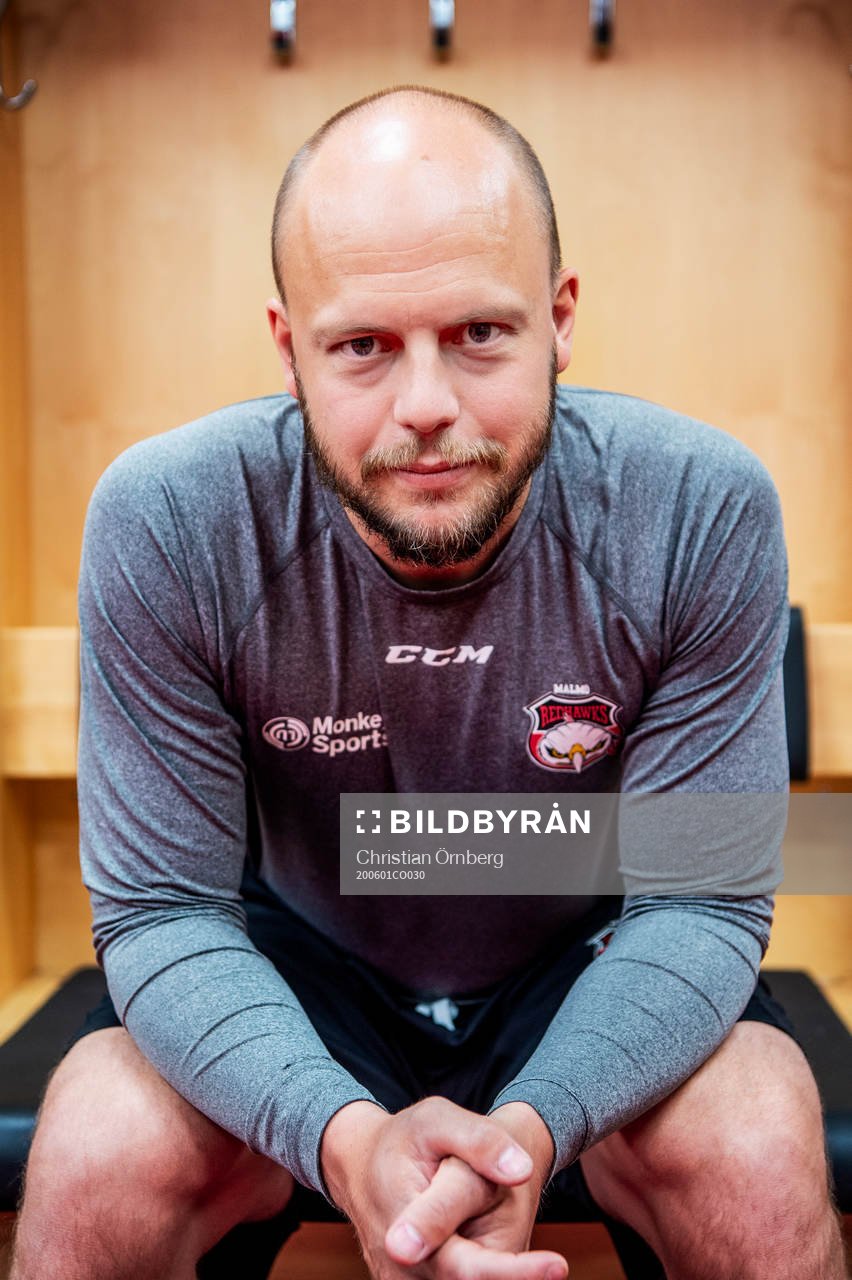 Oscar Alsenfelt spanar in det nya ljuset. Malmö Redhawks