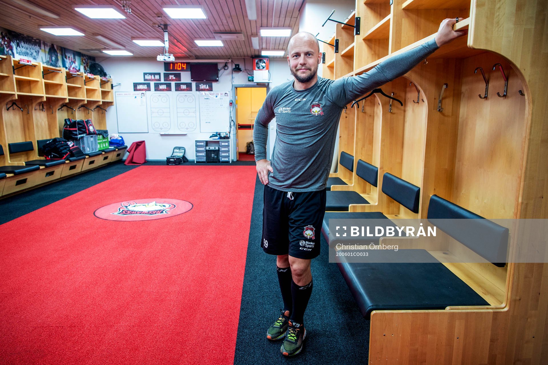 Oscar Alsenfelt spanar in det nya ljuset. Malmö Redhawks