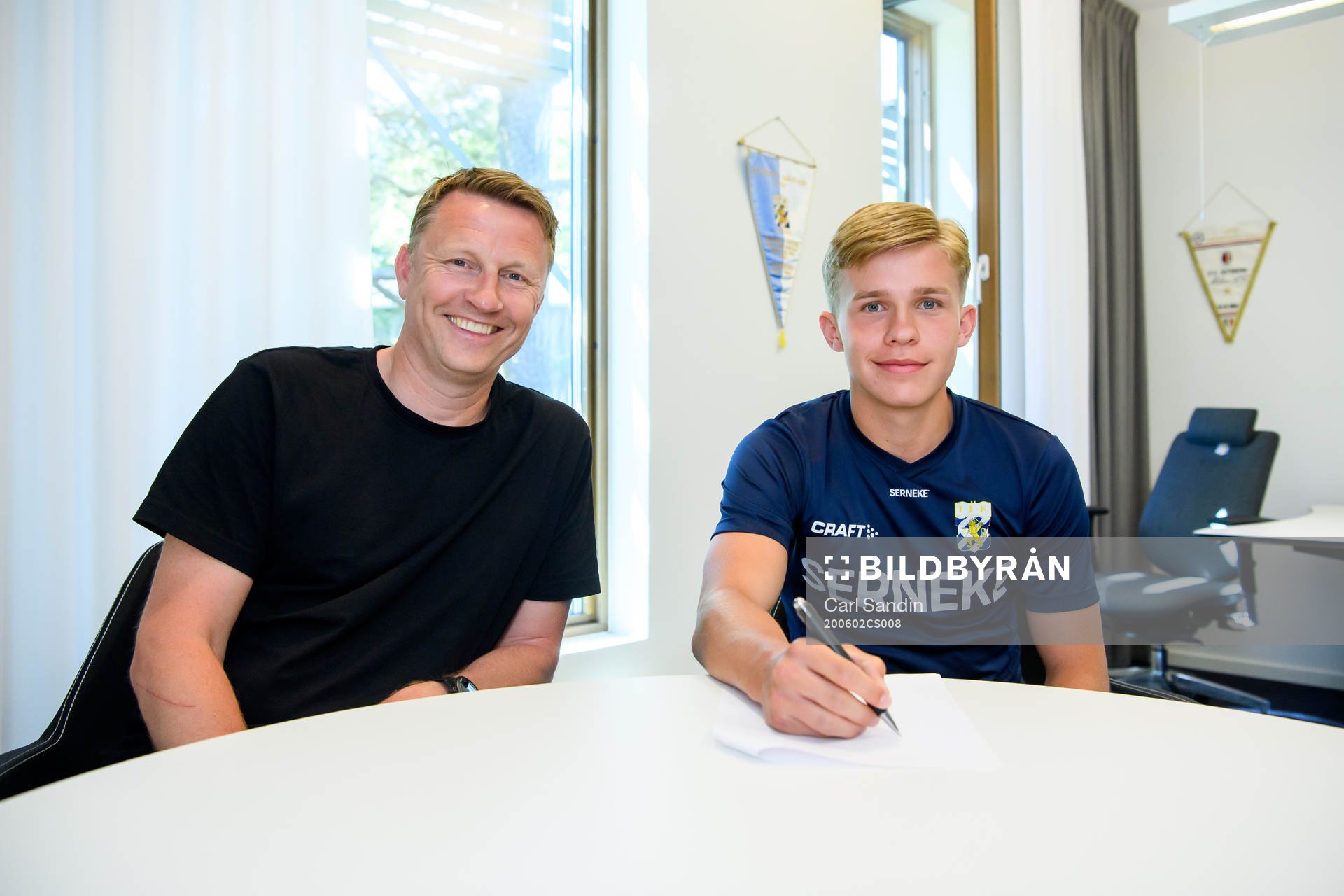 Sportchef Kennet Andersson sitter med Isak Dahlqvist som