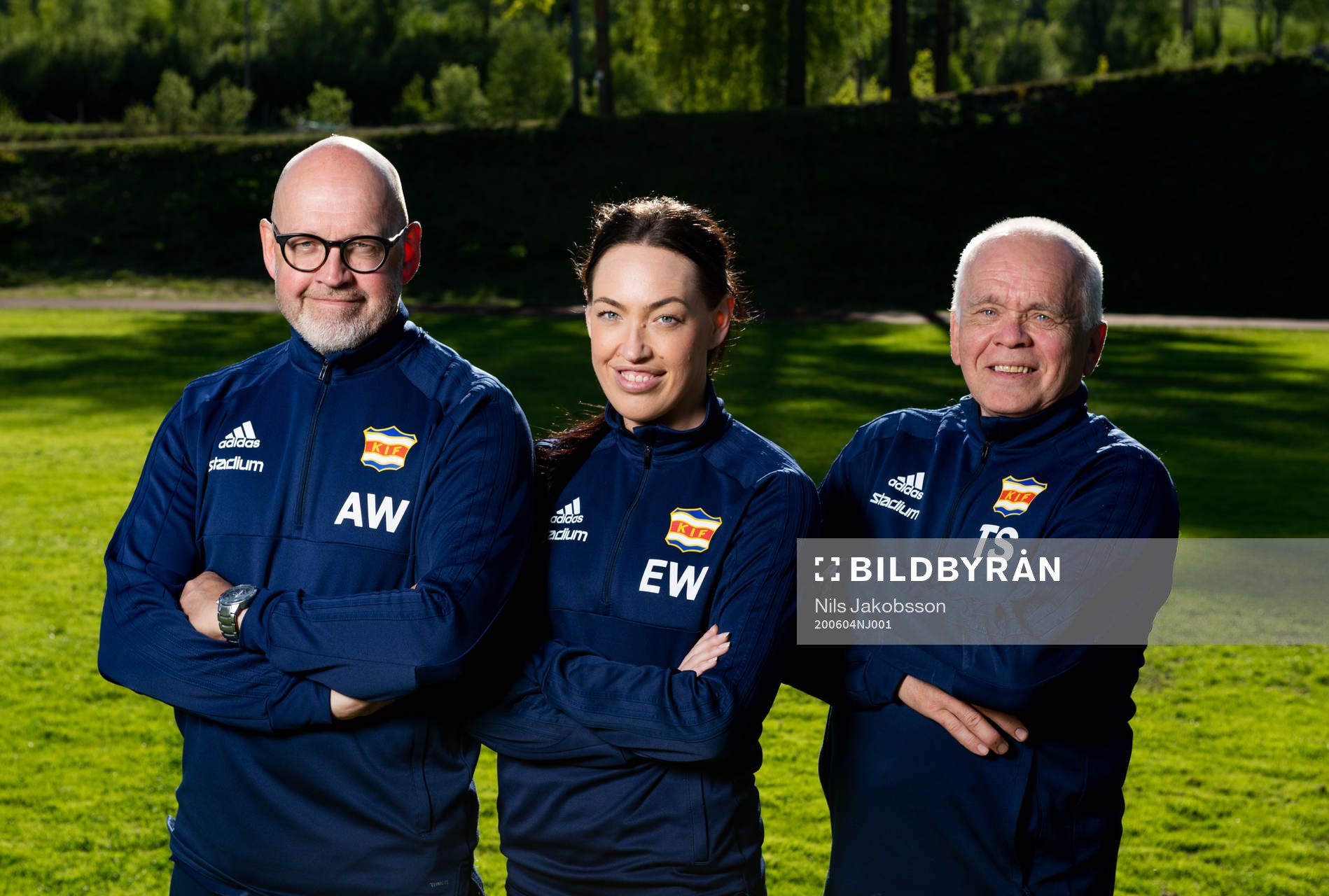 Assisterande tränare Anders Westlund, tränare Emma Westlund och materialare Torbjörn Sandberg poserar för ett porträtt den 4 juni 2020 i Kovland.
