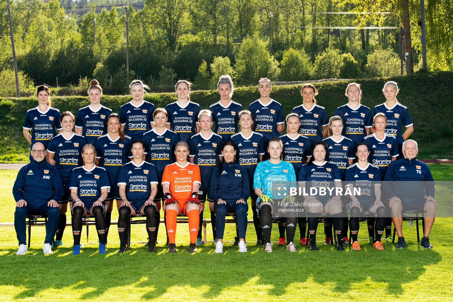 Bakre raden fr v: Marielle Bergman, Maja Scharin, Angelica Wörlin Ericsson, Jenny Eriksson Palmgren, Amanda Sevefjord, Ida Merchant, Erica Persson, Emelie Åkersten, Sara Wexén Mittenraden fr v: Alin Bisping, Amanda Hamrin, Pernilla Wennman, Jonna Wistrand, Denice Persson Feist, Ida Cöster, Isabelle Lindgren, Marlene Ejerås. Främre raden fr v: Anders Westlund, Olivia Olofsson, Jenny Holmgren, Emelie Bergh, Emma Westlund, Sara Svensson, Angelica Lindholm Forsell, Nathalie Jonasson Collett, Torbjörn Sandberg den 4 juni 2020 i Kovland.