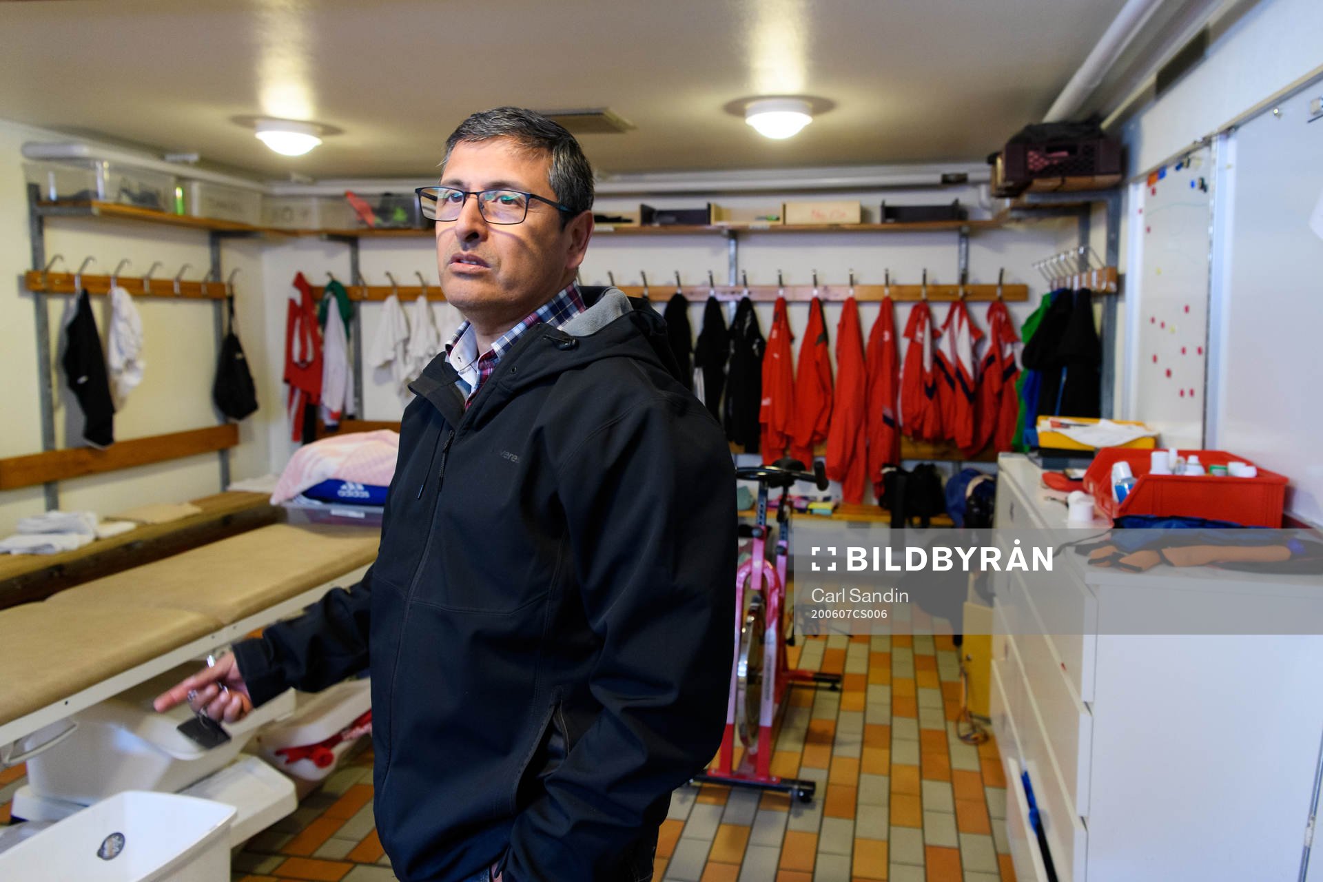 s tränare Tito Orlando Rojas blir intervjuad