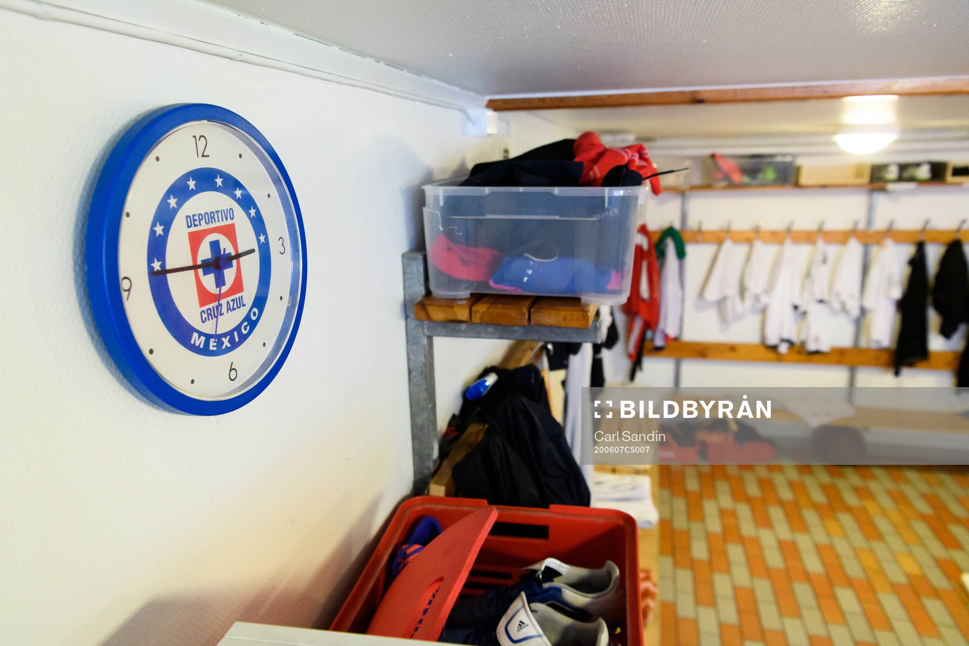 En klocka från Deportivo Cruz Azul sitter på väggen i