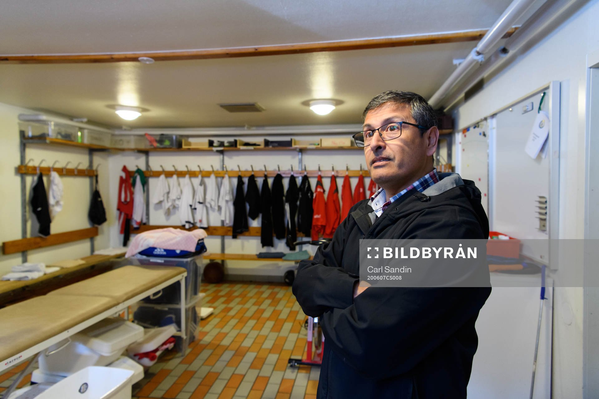 s tränare Tito Orlando Rojas blir intervjuad