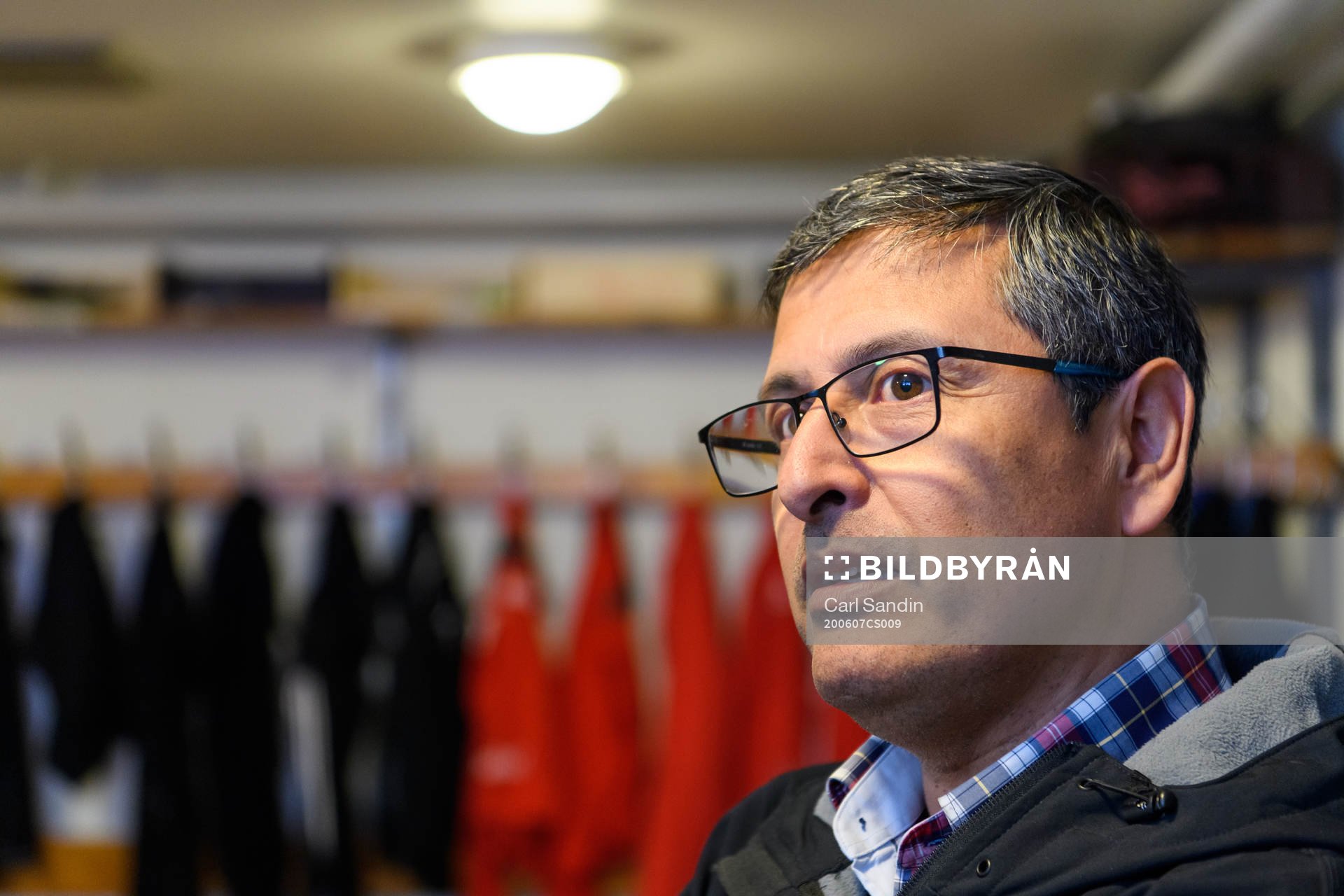 s tränare Tito Orlando Rojas blir intervjuad
