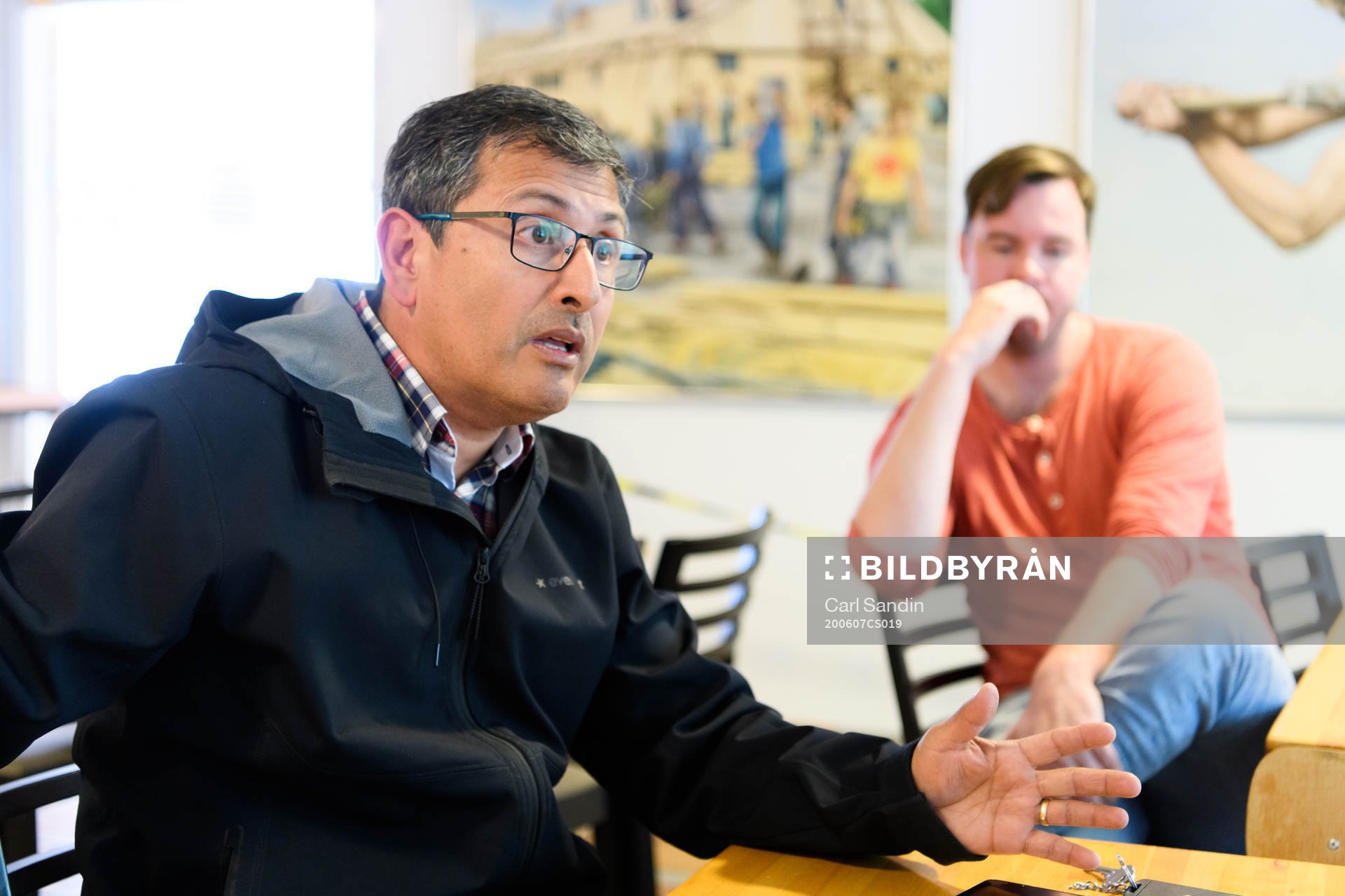 s tränare Tito Orlando Rojas blir intervjuad