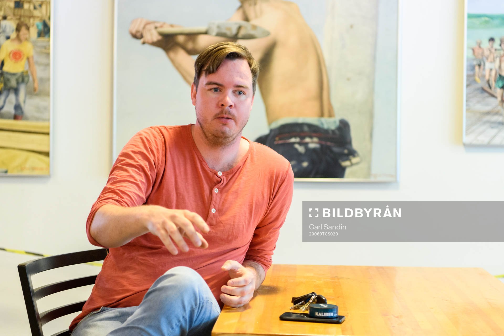 s ordförande Henrik Källén blir intervjuad