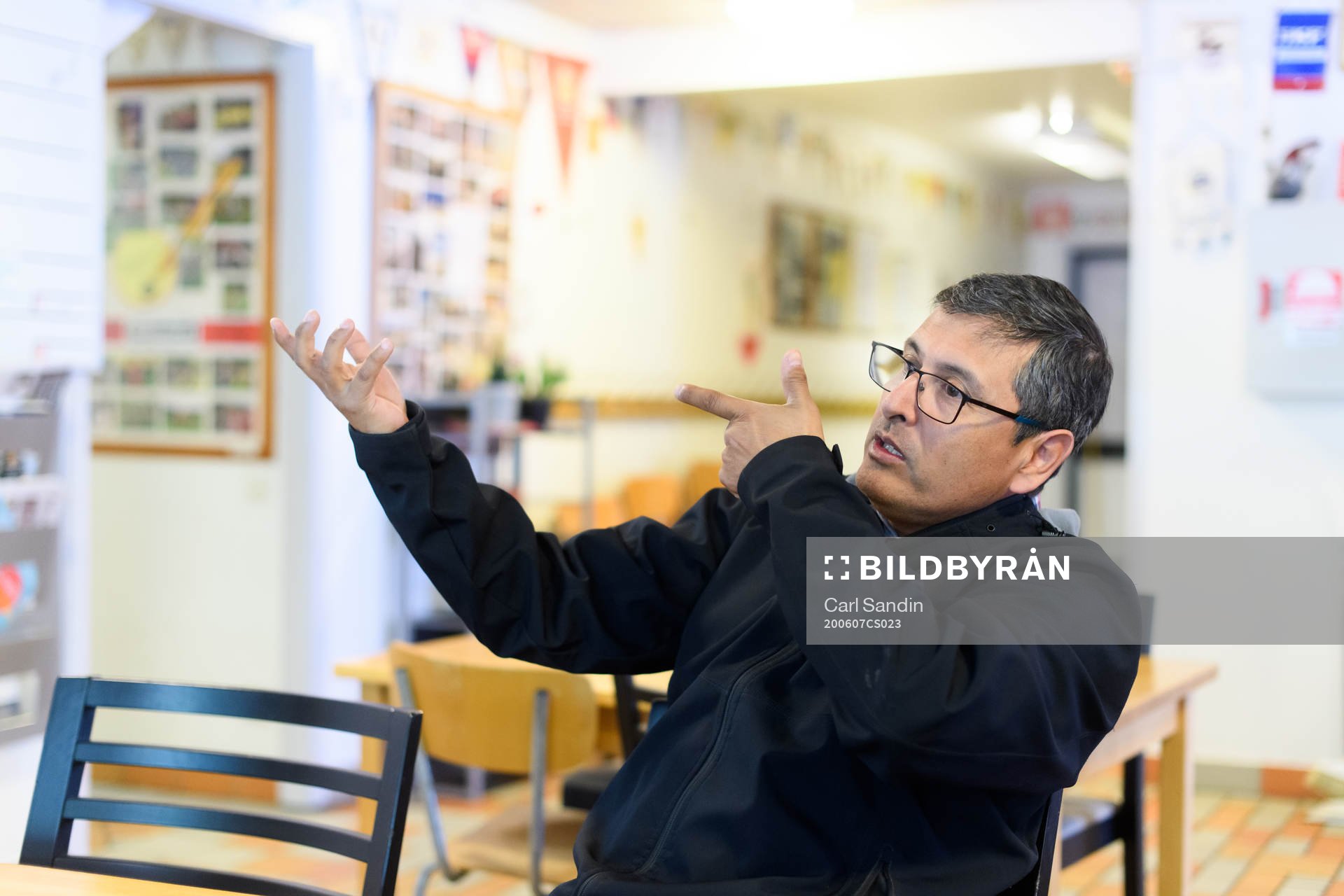 s tränare Tito Orlando Rojas blir intervjuad