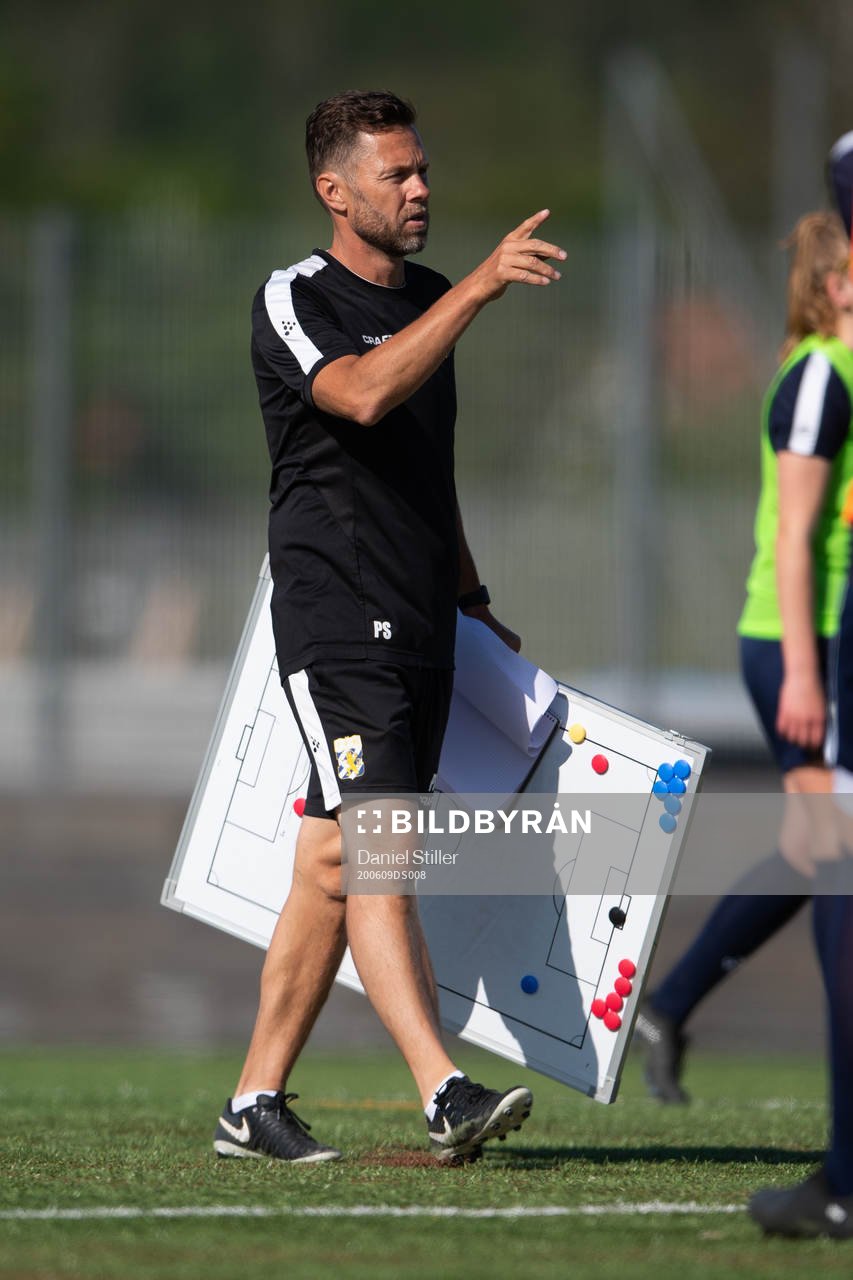 Tränare Peter Svanström under en träning med IFK Göteborgs damlag den 9 juni 2020 i Göteborg.